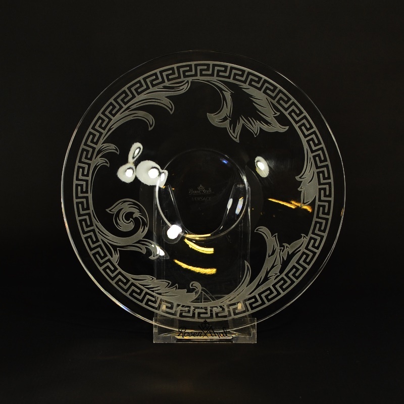 Тарелка 17 см Versace, Arabesque (Хрусталь и стекло Rosenthal) Тарелка 17 см Versace, Arabesque (Хрусталь и стекло Rosenthal)Хрусталь и стекло Rosenthal<br>Тарелка 17 см<br>Материал - хрусталь, пескоструйная гравировка<br>Декор Донателла Версаче<br>Производитель: Rosenthal, Германия<br>