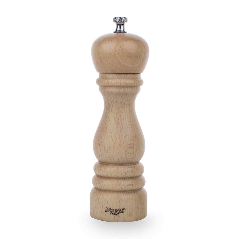 Мельница для перца 19 см BISETTI Roma 6151N Мельница для перца 19 см BISETTI Roma 6151NСолонки и перечницы<br>Мельница для перца 19 см BISETTI Roma 6151N<br> <br>Традиции и современность идеально воплотились в мельницах Roma. Стиль, неподвластный времени.<br>Механизмы мельниц BISETTI<br>Механизм мельниц для перца изготовлен из высококачественной твердой нержавеющей стали. Два ряда зубцов обеспечивает идеальное перетирание перца. Цинковое покрытие защищает весь механизм от возможного окисления, обеспечивая непревзойденную износостойкость.<br>Механизм мельницы для соли изготовлен из высокопрочной керамики. Все металлические детали производятся из нержавеющей стали и пищевого алюминия, что гарантирует устойчивость к коррозии.<br>Компания BISETTI дает гарантию 10 лет непосредственно на механизм мельницы. И вот уже более 70 лет не отступает от своих обещаний.<br>О компании BISETTI<br>BISETTI – итальянская компания, имеющая богатую историю, которая началась в далеком 1945 году.<br>Кустарное производство по изготовлению кухонной утвари из дерева, расположенное на севере Италии, в городе Петтенаско, в провинции Новара, на берегу живописного озера Орта, упоминалось еще во второй половине XIX века. Уже тогда изделия ручной работы этой мастерской были очень любимы местным населением.<br>В 1945 году на базе мастерской были созданы первые мельницы для перца. Основным материалом для их производства стал бук. В настоящее время в ассортименте Компании насчитывается более 200 видов различных приспособлений для перемалывания специй: механические, электрические, мельницы для специй, для кофе и различных трав.<br>Для производства мельниц используют не только бук, но и оливковое дерево, бамбук, а также и другие современные материалы: высококачественный акрил и нержавеющую сталь.<br>С 1984 года Компанией управляет Бруно Бисетти. Благодаря внедрению современных технологий и бережному отношению к традициям, BISETTI по праву является одним из лидеров по производству высококачественных мельниц и кухонной утвари.<br>Шеф-повара со всего мира давно и успешно пользуются мельницами BISETTI для придания особого вкуса блюдам при создании настоящих шедевров кулинарии. BISETTI - это разнообразие моделей на самый взыскательный вкус, различные стилевые решения и, конечно же, надежность и гарантия качества!<br>