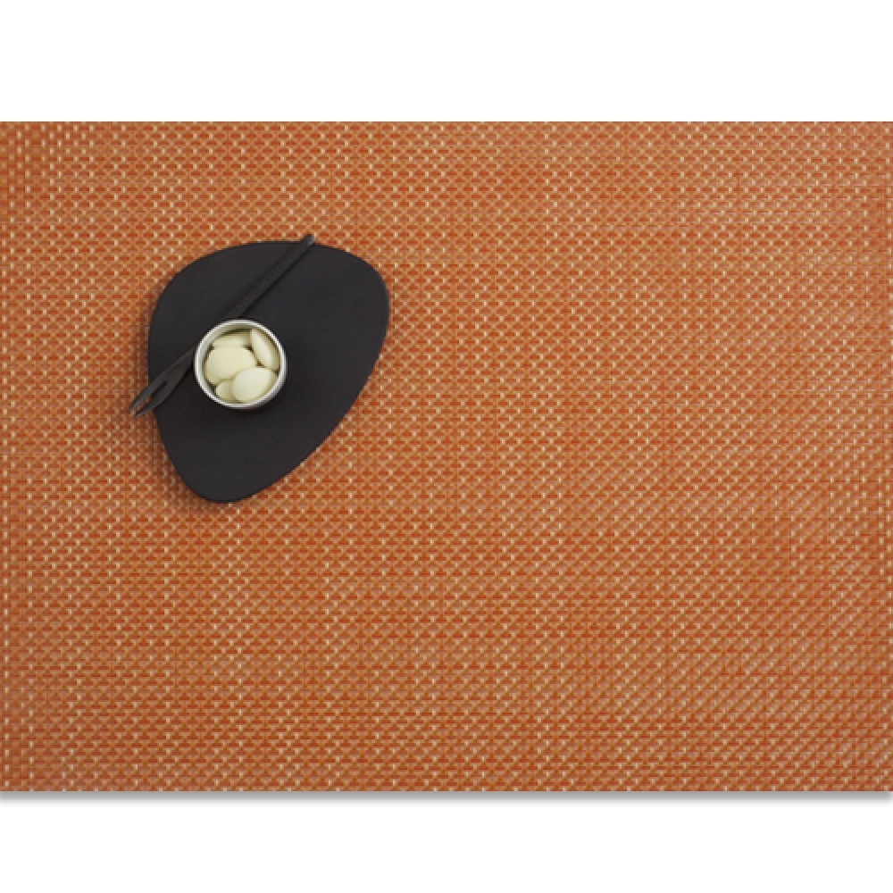 Салфетка подстановочная, жаккардовое плетение, винил, (36х48) Papaya (100110-023) CHILEWICH Basketweave арт. 0025-BASK-PAPA Салфетка подстановочная, жаккардовое плетение, винил, (36х48) Papaya (100110-023) CHILEWICH Basketweave арт. 0025-BASK-PAPAСервировка стола<br>Салфетки и подставки для посуды от американского дизайнера Сэнди Чилевич, выполнены из виниловых нитей — современного материала, позволяющего создавать оригинальные текстуры изделий без ущерба для их долговечности. Возможно, именно в этом кроется главный секрет популярности этих стильных салфеток.<br>Впрочем, это не мешает подставочным салфеткам Chilewich оставаться достаточно демократичными, для того чтобы занять своё место и на вашем столе. Вашему вниманию предлагается широкий выбор вариантов дизайна спокойных тонов, способного органично вписаться практически в любой интерьер.<br> <br>длина (см): 48материал: винилпредметов в наборе (штук): 1страна: СШАширина (см): 36.0<br>Официальный продавец CHILEWICH<br>