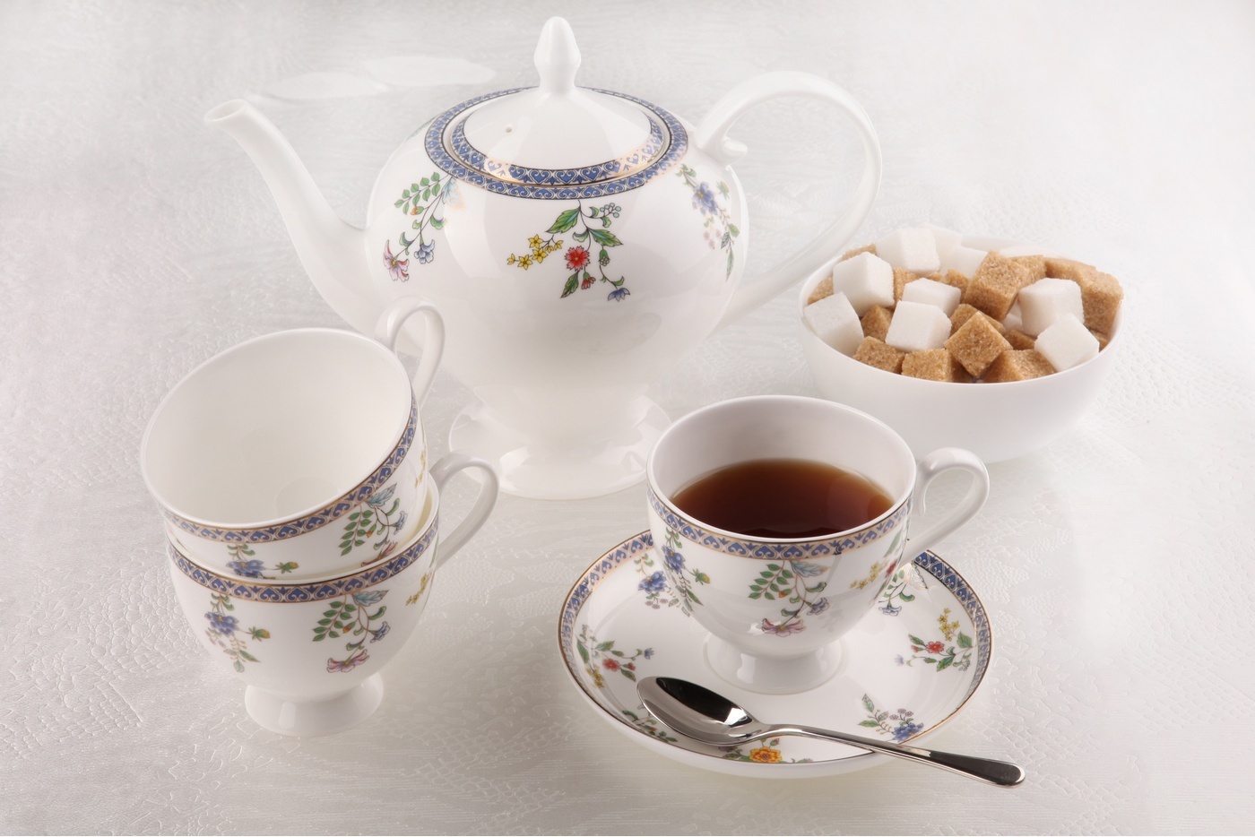 Чайный сервиз Royal Aurel Бавария арт.130, 15 предметов Чайный сервиз Royal Aurel Бавария арт.130, 15 предметовЧайные сервизы<br>Чайный сервиз Royal Aurel Бавария арт.130, 15 предметов <br><br><br><br><br><br><br><br><br><br><br>Чашка 270 мл, 6 шт.<br>Блюдце 15 см, 6 шт.<br>Чайник 1100 мл<br>Сахарница 370 мл<br><br><br><br> <br> <br> <br><br><br>Молочник 300 мл<br> <br> <br> <br><br><br><br><br> <br>Производить посуду из фарфора начали в Китае на стыке 6-7 веков. Неустанно совершенствуя и селективно отбирая сырье для производства посуды из фарфора, мастерам удалось добиться выдающихся характеристик фарфора: белизны и тонкостенности. В XV веке появился особый интерес к китайской фарфоровой посуде, так как в это время Европе возникла мода на самобытные китайские вещи. Роскошный китайский фарфор являлся изыском и был в новинку, поэтому он выступал в качестве подарка королям, а также знатным людям. Такой дорогой подарок был очень престижен и по праву являлся элитной посудой. Как известно из многочисленных исторических документов, в Европе китайские изделия из фарфора ценились практически как золото. <br>Проверка изделий из костяного фарфора на подлинность <br>По сравнению с производством других видов фарфора процесс производства изделий из настоящего костяного фарфора сложен и весьма длителен. Посуда из изящного фарфора - это элитная посуда, которая всегда ассоциируется с богатством, величием и благородством. Несмотря на небольшую толщину, фарфоровая посуда - это очень прочное изделие. Для демонстрации плотности и прочности фарфора можно легко коснуться предметов посуды из фарфора деревянной палочкой, и тогда мы услушим характерный металлический звон. В составе фарфоровой посуды присутствует костяная зола, благодаря чему она может быть намного тоньше (не более 2,5 мм) и легче твердого или мягкого фарфора. Безупречная белизна - ключевой признак отличия такого фарфора от других. Цвет обычного фарфора сероватый или ближе к голубоватому, а костяной фарфор будет всегда будет молочно-белого цвета. Характерная и немаловажная деталь - это невесомая прозрачность изделий из фарфора такая, что сквозь него проходит свет.<br>