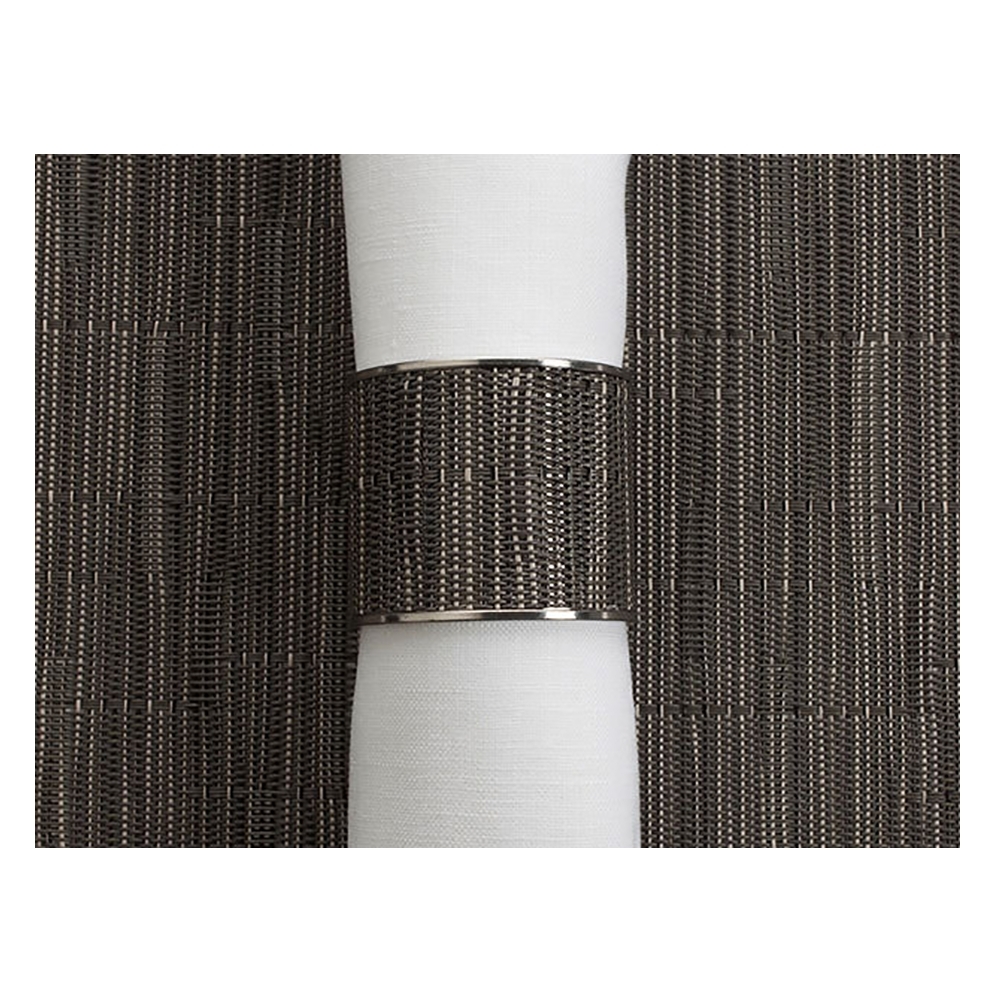 Кольцо для салфеток Grey Flannel (100323-012) CHILEWICH Stainless steel арт. 0801-BAMB-GRFL Кольцо для салфеток Grey Flannel (100323-012) CHILEWICH Stainless steel арт. 0801-BAMB-GRFLСервировка стола<br>Лучшим дополнения к подставкам Chilewich из винила, станут кольца для салфеток из нержавеющей стали, оформленные в традиционном для бренда стиле. Полоса виниловой ткани Basketweave на ободе символизирует единство серии, придавая законченность оформлению вашего стола.<br>На выбор предлагаются пары колец в различных цветовых решениях — солидные «Тёмный орех», изысканные «Эспрессо», нарочито простые «Гравий» и воздушные «Белые». Кольца для салфеток Chilewich — прекрасное и современное решение, при помощи которого вы без труда создадите за семейным столом атмосферу комфорта и уюта.<br> <br>материал: нержавеющая стальпредметов в наборе (штук): 1страна: США<br>