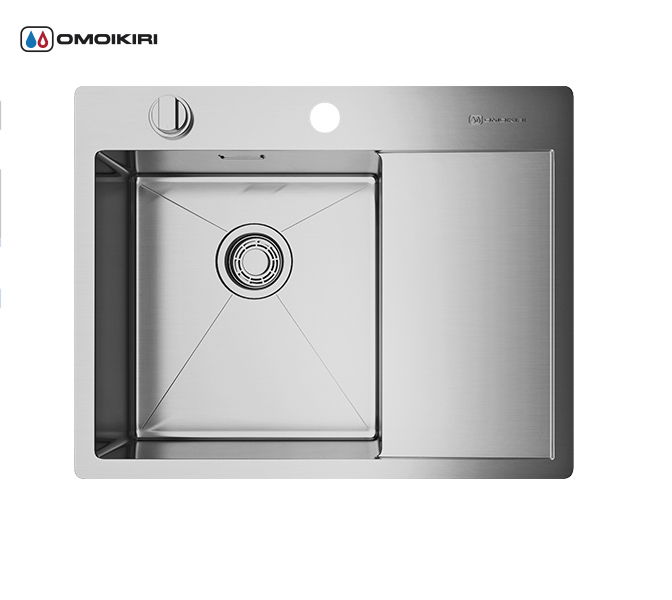 Кухонная мойка из нержавеющей стали OMOIKIRI Kirisame 65-IN-L (4993058) Кухонная мойка из нержавеющей стали OMOIKIRI Kirisame 65-IN-L (4993058)Кухонные мойки из нержавеющей стали<br>Кухонная мойка из нержавеющей стали OMOIKIRI Kirisame 65-IN-L (4993058)<br> <br><br>Размер выреза под мойку: 630х490 мм.<br>Японская высококачественная хромоникелевая нержавеющая сталь.<br>Матовая полировка, устойчивая к появлению царапин.<br>Упаковка обеспечивает максимально безопасную транспортировку.<br>Мойка упакована в пластиковый пакет, уголки из пенопласта, картонную коробку.<br>В комплект включены крепления, выпуск.<br>Корпус мойки обработан специальным шумоподавляющим составом и дополнительными резиновыми накладками с 5-ти сторон чаши.<br><br><br>Комплектация:<br><br>автоматический донный клапан;<br>крепления;<br>отводная арматура.<br><br><br><br><br><br><br>Нержавеющая сталь OMOIKIRI<br>Вся нержавеющая сталь OMOIKIRI соответствует маркировке 18/8. Это аустенитная сталь содержит 18% хрома и 8% никеля, что обеспечивает ее максимальную защиту от коррозии.<br>Нержавеющая сталь OMOIKIRI подвергается уникальной обработке холодом «GOKIN»©, повышающей ее твердость и износостойкость.<br><br><br><br><br> <br>Кухонные мойки из нержавеющей стали OMOIKIRI при производстве проходят три этапа контроля качества:<br><br>контроль состава нержавеющей стали на соответствие стандартам содержания цветных металлов и указанной маркировке;<br>проверка качества металлических заготовок перед производством;<br>контроль качества изделий на всех этапах производства.<br><br><br><br><br><br>Руководство по монтажу<br><br><br><br>Официальный сертифицированный продавец OMOIKIRI™<br>