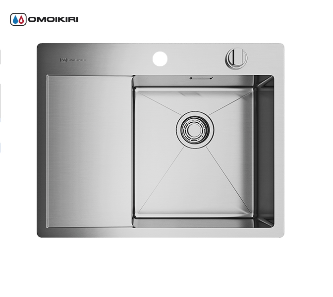 Кухонная мойка из нержавеющей стали OMOIKIRI Kirisame 65-IN-R (4993059) Кухонная мойка из нержавеющей стали OMOIKIRI Kirisame 65-IN-R (4993059)Кухонные мойки из нержавеющей стали<br>Кухонная мойка из нержавеющей стали OMOIKIRI Kirisame 65-IN-R (4993059)<br> <br><br>Размер выреза под мойку: 630х490 мм.<br>Японская высококачественная хромоникелевая нержавеющая сталь.<br>Матовая полировка, устойчивая к появлению царапин.<br>Упаковка обеспечивает максимально безопасную транспортировку.<br>Мойка упакована в пластиковый пакет, уголки из пенопласта, картонную коробку.<br>В комплект включены крепления, выпуск.<br>Корпус мойки обработан специальным шумоподавляющим составом и дополнительными резиновыми накладками с 5-ти сторон чаши.<br><br><br>Комплектация:<br><br>автоматический донный клапан;<br>крепления;<br>отводная арматура.<br><br><br><br><br><br><br>Нержавеющая сталь OMOIKIRI<br>Вся нержавеющая сталь OMOIKIRI соответствует маркировке 18/8. Это аустенитная сталь содержит 18% хрома и 8% никеля, что обеспечивает ее максимальную защиту от коррозии.<br>Нержавеющая сталь OMOIKIRI подвергается уникальной обработке холодом «GOKIN»©, повышающей ее твердость и износостойкость.<br><br><br><br><br> <br>Кухонные мойки из нержавеющей стали OMOIKIRI при производстве проходят три этапа контроля качества:<br><br>контроль состава нержавеющей стали на соответствие стандартам содержания цветных металлов и указанной маркировке;<br>проверка качества металлических заготовок перед производством;<br>контроль качества изделий на всех этапах производства.<br><br><br><br><br><br>Руководство по монтажу<br><br><br><br>Официальный сертифицированный продавец OMOIKIRI™<br>
