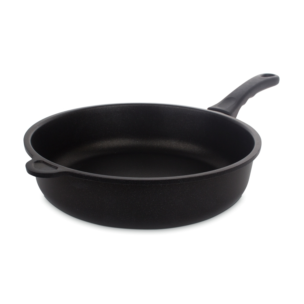 Сковорода глубокая 28 см AMT Frying Pans арт. AMT728FIX Сковорода глубокая 28 см AMT Frying Pans арт. AMT728FIXСковороды<br>Сковорода глубокая 28 см AMT Frying Pans арт. AMT728FIX<br> <br>высота (см): 7.0диаметр (см): 28.0толщина дна (см): 1крышка: нетматериал: алюминийпокрытие: антипригарноепредметов в наборе (штук): 1ручки: фиксированныестрана: Германиятип варочной поверхности: все типы поверхностей, кроме индукционной<br>Сковороды серии Diamond Crystal изготовлены из высокопрочного материала по специальной технологии с использованием алмазных кристаллов. Плюсом новой технологии является отсутствие в составе покрытия перфтороктановой кислоты, что делает продукцию компании AMT абсолютно безопасной для здоровья человека.<br>Серия Diamond Crystal обладают высокой стойкостью покрытия. Такие качества, как надежность, термостойкость и долговечность посуды Diamond Crystal достигается благодаря использованию алмазных кристаллов, природные свойства которых позволяют мгновенно распределять тепло. Процесс приготовления вкусной и здоровой пищи становится более простым и приятным.<br>Сковороды Diamond Crystal подходят практически для всех видов плит. Они оснащены съемной жаропрочной ручкой, благодаря чему изделия можно использовать в духовке при температуре до 210°С. Таким образом сковороды пригодны не только для жарки, но и для тушения и запекания.<br><br>Официальный продавец AMT<br>