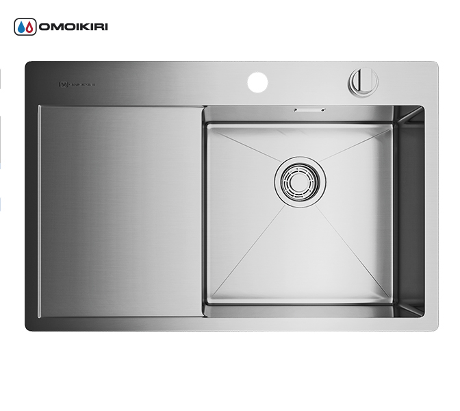 Кухонная мойка из нержавеющей стали OMOIKIRI Kirisame 78-IN-R (4993061) Кухонная мойка из нержавеющей стали OMOIKIRI Kirisame 78-IN-R (4993061)Кухонные мойки из нержавеющей стали<br>Кухонная мойка из нержавеющей стали OMOIKIRI Kirisame 78-IN-R (4993061)<br> <br><br>Размер выреза под мойку: 760х490 мм.<br>Японская высококачественная хромоникелевая нержавеющая сталь.<br>Матовая полировка, устойчивая к появлению царапин.<br>Упаковка обеспечивает максимально безопасную транспортировку.<br>Мойка упакована в пластиковый пакет, уголки из пенопласта, картонную коробку.<br>В комплект включены крепления, выпуск.<br>Корпус мойки обработан специальным шумоподавляющим составом и дополнительными резиновыми накладками с 5-ти сторон чаши.<br><br><br>Комплектация:<br><br>автоматический донный клапан;<br>крепления;<br>сифон.<br><br><br><br><br><br><br>Нержавеющая сталь OMOIKIRI<br>Вся нержавеющая сталь OMOIKIRI соответствует маркировке 18/8. Это аустенитная сталь содержит 18% хрома и 8% никеля, что обеспечивает ее максимальную защиту от коррозии.<br>Нержавеющая сталь OMOIKIRI подвергается уникальной обработке холодом «GOKIN»©, повышающей ее твердость и износостойкость.<br><br><br><br><br> <br>Кухонные мойки из нержавеющей стали OMOIKIRI при производстве проходят три этапа контроля качества:<br><br>контроль состава нержавеющей стали на соответствие стандартам содержания цветных металлов и указанной маркировке;<br>проверка качества металлических заготовок перед производством;<br>контроль качества изделий на всех этапах производства.<br><br><br><br><br><br>Руководство по монтажу<br><br><br><br>Официальный сертифицированный продавец OMOIKIRI™<br>