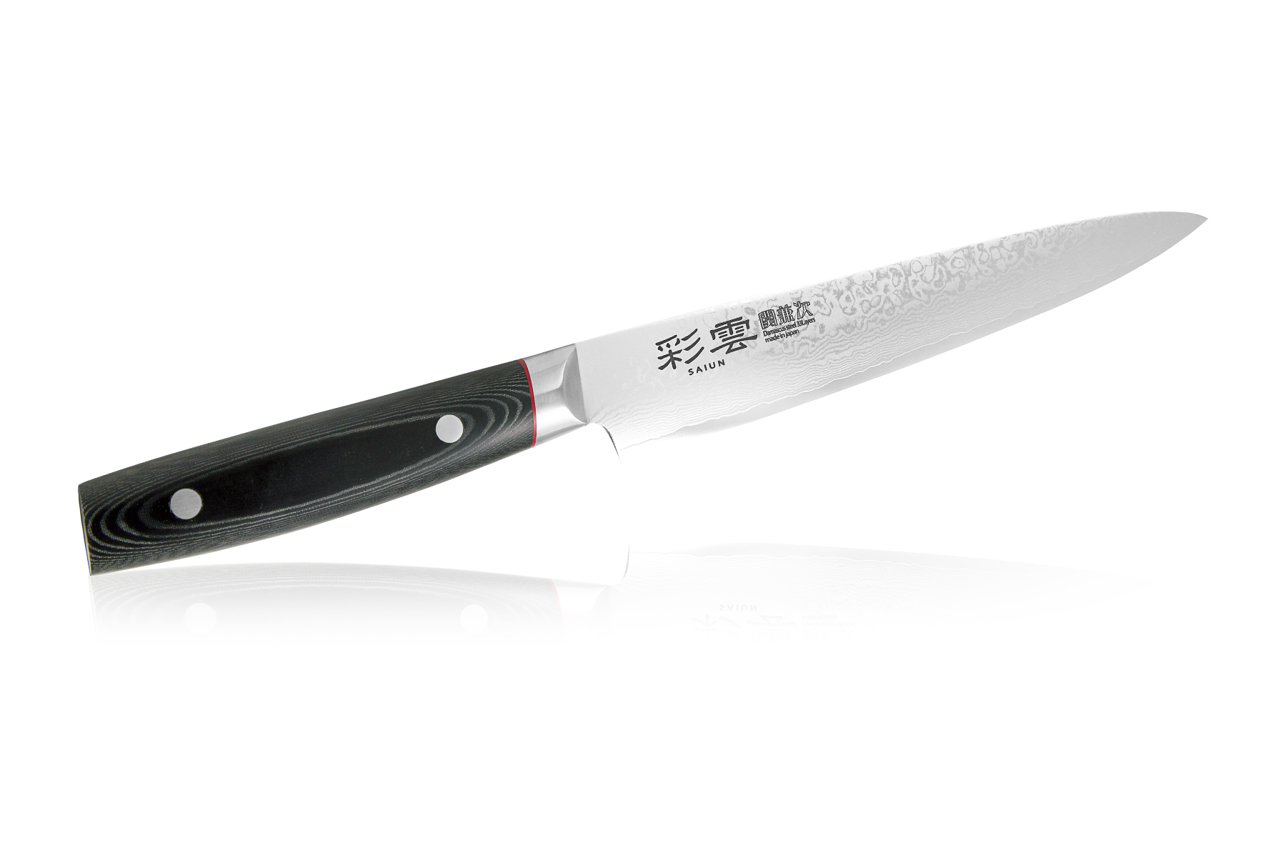 Нож кухонный слайсер 210мм Kanetsugu Saiun Damascus (9009) Нож кухонный слайсер 210мм Kanetsugu Saiun Damascus (9009)Kanetsugu Saiun Damascus<br>Нож кухонный слайсер 210мм Kanetsugu Saiun Damascus (9009)<br> <br>Отличительные особенности<br>Что резать: подходит для нарезки мясного и рыбного филе, а также японских блюд.<br>Материал лезвия: сталь VG10 - обладает отличной стойкостью режущей кромки, хорошей коррозионной стойкостью и великолепными режущими свойствами. Из-за сбалансированного набора режущих и прочностных качеств заслужила отличную репутацию у поризводителей ножей.<br>Материал рукоятки: Микарта — материал, состоящий из полимерной пленки (на основе синтетической смолы), склеенной с различными бумагами и тканями или другими материалами подобной структуры. Микарта — современный инновационный материал, который обладает качествами лучшими, чем у дерева и обычного пластика. Микарта абсолютно не контактирует с водой, не насыщается пищевыми запахами, имеет хороший внешний вид и долговечность.<br>Кому подойдет: профессиональная серия ножей, подойдет как для домашнего использования, так и для профессиональных поворов.<br>Описание<br>Премиум-серия в модельном ряду Kanetsugu. Saiun в переводе с японского - радужные облака.<br>Такое название данная серия ножей получила благодаря своим клинкам, выполненным из стали VG-10 в обкладках из дамаска.<br>Клинки ножей этой серии закалены до твердости 60-61 HRC и подвергнуты криообработке при температуре -70°С.<br>Заточка клинков линзовидная, повторяет профиль японских мечей, позволяя клинкам легко проникать в разрезаемые продукты.<br>Режущая кромка, благодаря такой заточке, долго сохраняет остроту, более устойчива к боковым нагрузкам и легко затачивается при затуплении.<br>Рукояти выполнены из прочной и нескользящей микарты. Металлический больстер предохраняет рукоять от попадания влаги.<br>Официальный сертифицированный продавец TOJIRO<br>
