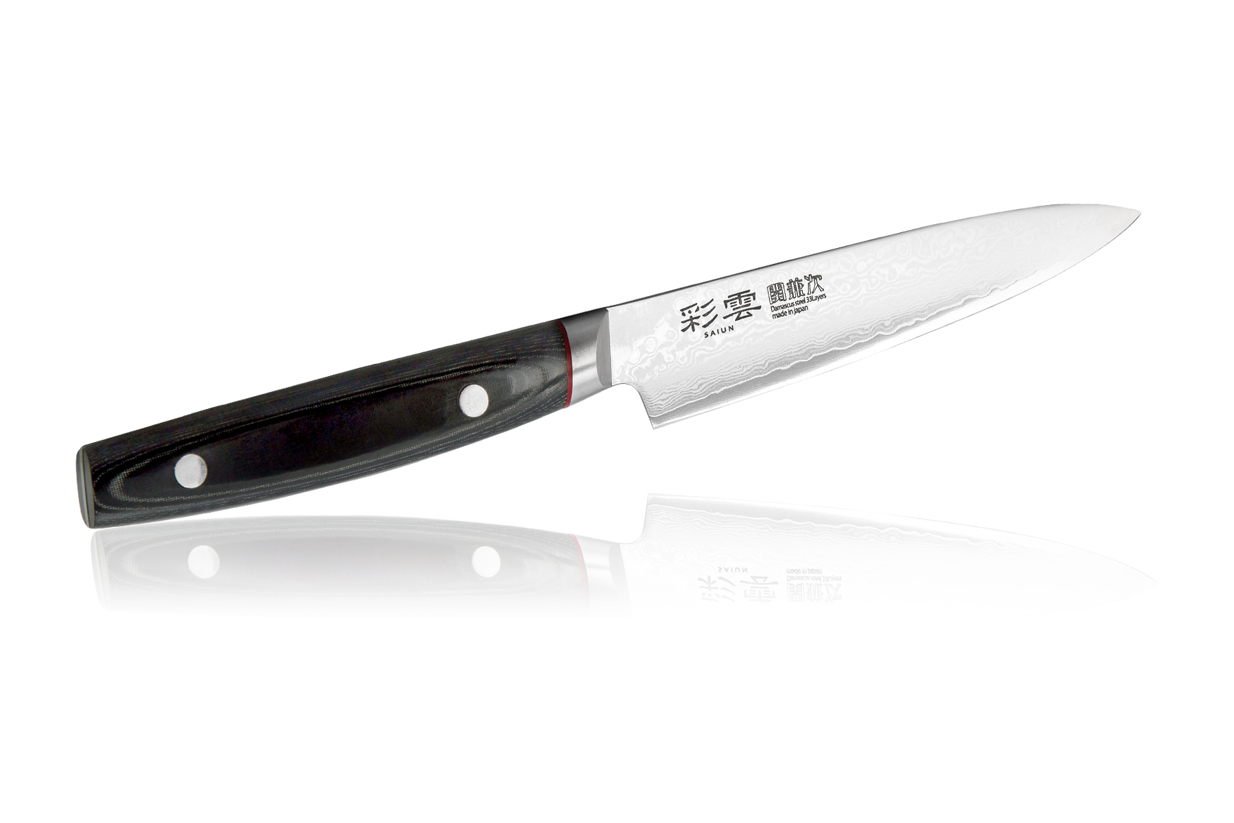 Нож кухонный универсальный 120мм Kanetsugu Saiun Damascus (9001) Нож кухонный универсальный 120мм Kanetsugu Saiun Damascus (9001)Ножи универсальные<br>Нож кухонный универсальный 120мм Kanetsugu Saiun Damascus (9001)<br> <br>Отличительные особенности<br>Что резать: подходит для нарезки не больших кусков мяса и рыбы, а также сыра, овощей и фруктов.<br>Материал лезвия: сталь VG10 - обладает отличной стойкостью режущей кромки, хорошей коррозионной стойкостью и великолепными режущими свойствами. Из-за сбалансированного набора режущих и прочностных качеств заслужила отличную репутацию у поризводителей ножей.<br>Материал рукоятки: Микарта — материал, состоящий из полимерной пленки (на основе синтетической смолы), склеенной с различными бумагами и тканями или другими материалами подобной структуры. Микарта — современный инновационный материал, который обладает качествами лучшими, чем у дерева и обычного пластика. Микарта абсолютно не контактирует с водой, не насыщается пищевыми запахами, имеет хороший внешний вид и долговечность.<br>Кому подойдет: профессиональная серия ножей, подойдет как для домашнего использования, так и для профессиональных поворов.<br>Описание<br>Премиум-серия в модельном ряду Kanetsugu. Saiun в переводе с японского - радужные облака.<br>Такое название данная серия ножей получила благодаря своим клинкам, выполненным из стали VG-10 в обкладках из дамаска.<br>Клинки ножей этой серии закалены до твердости 60-61 HRC и подвергнуты криообработке при температуре -70°С.<br>Заточка клинков линзовидная, повторяет профиль японских мечей, позволяя клинкам легко проникать в разрезаемые продукты.<br>Режущая кромка, благодаря такой заточке, долго сохраняет остроту, более устойчива к боковым нагрузкам и легко затачивается при затуплении.<br>Рукояти выполнены из прочной и нескользящей микарты. Металлический больстер предохраняет рукоять от попадания влаги.<br>