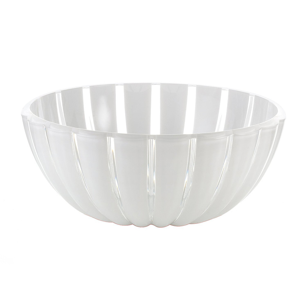 Салатница Guzzini Grace 25 см белая 29692500 Салатница Guzzini Grace 25 см белая 29692500Посуда Guzzini (Италия)<br>Салатница Guzzini Grace 25 см белая 29692500<br> <br>Салатница Grace выглядит настолько изящно, что кажется, будто она сделана из стекла. Её главный секрет - необычная форма, в которой внешние, объемные и волнообразные края контрастируют с белоснежной и гладкой внутренней поверхностью. Вместе они образуют уникальный рельефный эффект, который усиливается на свету. Вместительность салатницы позволит использовать её для подачи фруктов, десертов, закусок и основных блюд. Изготовлена из прочного и ударостойкого пластика высшего качества. Можно мыть в посудомоечной машине.<br>Официальный продавец<br>
