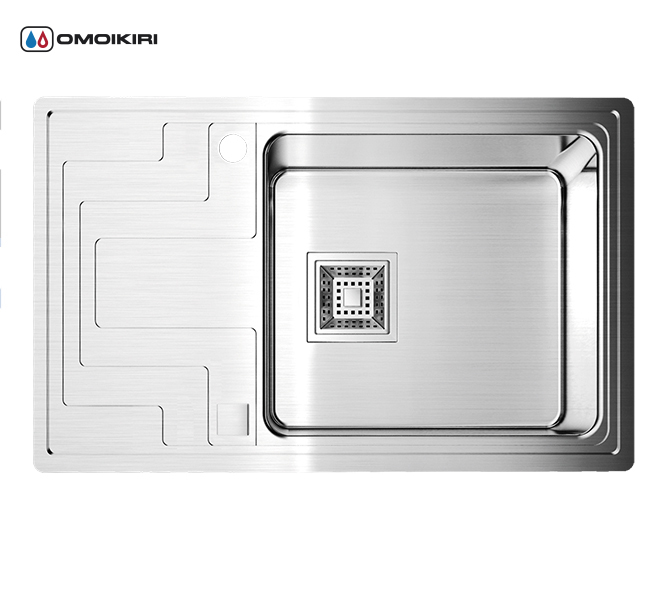 Кухонная мойка из нержавеющей стали OMOIKIRI Mizu 71-1-R (4993005) Кухонная мойка из нержавеющей стали OMOIKIRI Mizu 71-1-R (4993005)Кухонные мойки из нержавеющей стали<br>Кухонная мойка из нержавеющей стали OMOIKIRI Mizu 71-1-R (4993005)<br> <br><br>Размер выреза под мойку: 760х460 мм.<br>Японская высококачественная хромоникелевая нержавеющая сталь.<br>Матовая полировка, устойчивая к появлению царапин.<br>Упаковка обеспечивает максимально безопасную транспортировку.<br>В комплект включены крепления, выпуск.<br>Корпус мойки обработан специальным шумоподавляющим составом и дополнительными резиновыми накладками с 5-ти сторон чаши.<br><br><br>Комплектация:<br><br>автоматический донный клапан;<br>крепления;<br>сифон.<br><br><br><br><br><br><br>Нержавеющая сталь OMOIKIRI<br>Вся нержавеющая сталь OMOIKIRI соответствует маркировке 18/8. Это аустенитная сталь содержит 18% хрома и 8% никеля, что обеспечивает ее максимальную защиту от коррозии.<br>Нержавеющая сталь OMOIKIRI подвергается уникальной обработке холодом «GOKIN»©, повышающей ее твердость и износостойкость.<br><br><br><br><br> <br>Кухонные мойки из нержавеющей стали OMOIKIRI при производстве проходят три этапа контроля качества:<br><br>контроль состава нержавеющей стали на соответствие стандартам содержания цветных металлов и указанной маркировке;<br>проверка качества металлических заготовок перед производством;<br>контроль качества изделий на всех этапах производства.<br><br><br><br><br><br>Руководство по монтажу<br><br><br><br>Официальный сертифицированный продавец OMOIKIRI™<br>