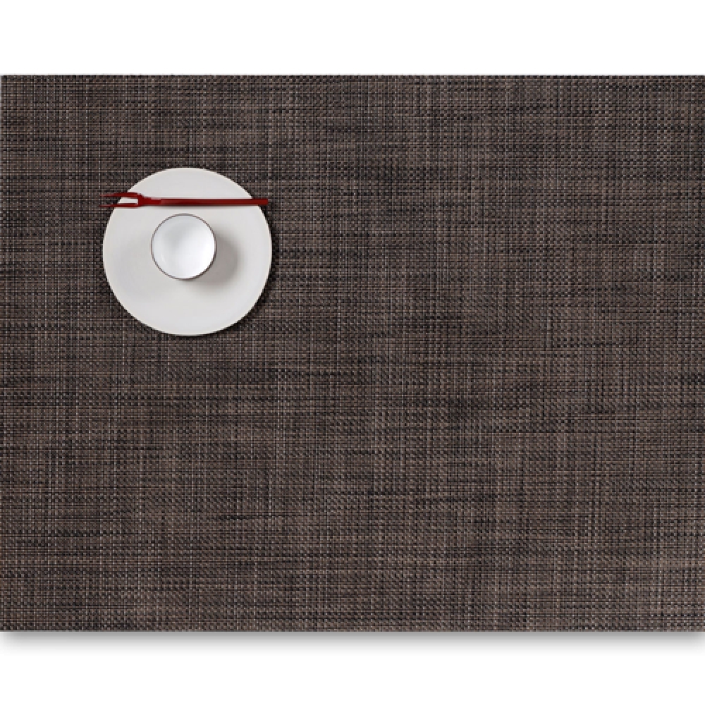 Салфетка подстановочная, жаккардовое плетение, винил, (36х48) Dark walnut (100132-007) CHILEWICH Mini Basketweave арт. 0025-MNBK-DKWL Салфетка подстановочная, жаккардовое плетение, винил, (36х48) Dark walnut (100132-007) CHILEWICH Mini Basketweave арт. 0025-MNBK-DKWLСервировка стола<br>Салфетки и подставки для посуды от американского дизайнера Сэнди Чилевич, выполнены из виниловых нитей — современного материала, позволяющего создавать оригинальные текстуры изделий без ущерба для их долговечности. Возможно, именно в этом кроется главный секрет популярности этих стильных салфеток.<br>Впрочем, это не мешает подставочным салфеткам Chilewich оставаться достаточно демократичными, для того чтобы занять своё место и на вашем столе. Вашему вниманию предлагается широкий выбор вариантов дизайна спокойных тонов, способного органично вписаться практически в любой интерьер.<br> <br>длина (см): 48материал: винилпредметов в наборе (штук): 1страна: СШАширина (см): 36.0<br>Официальный продавец CHILEWICH<br>