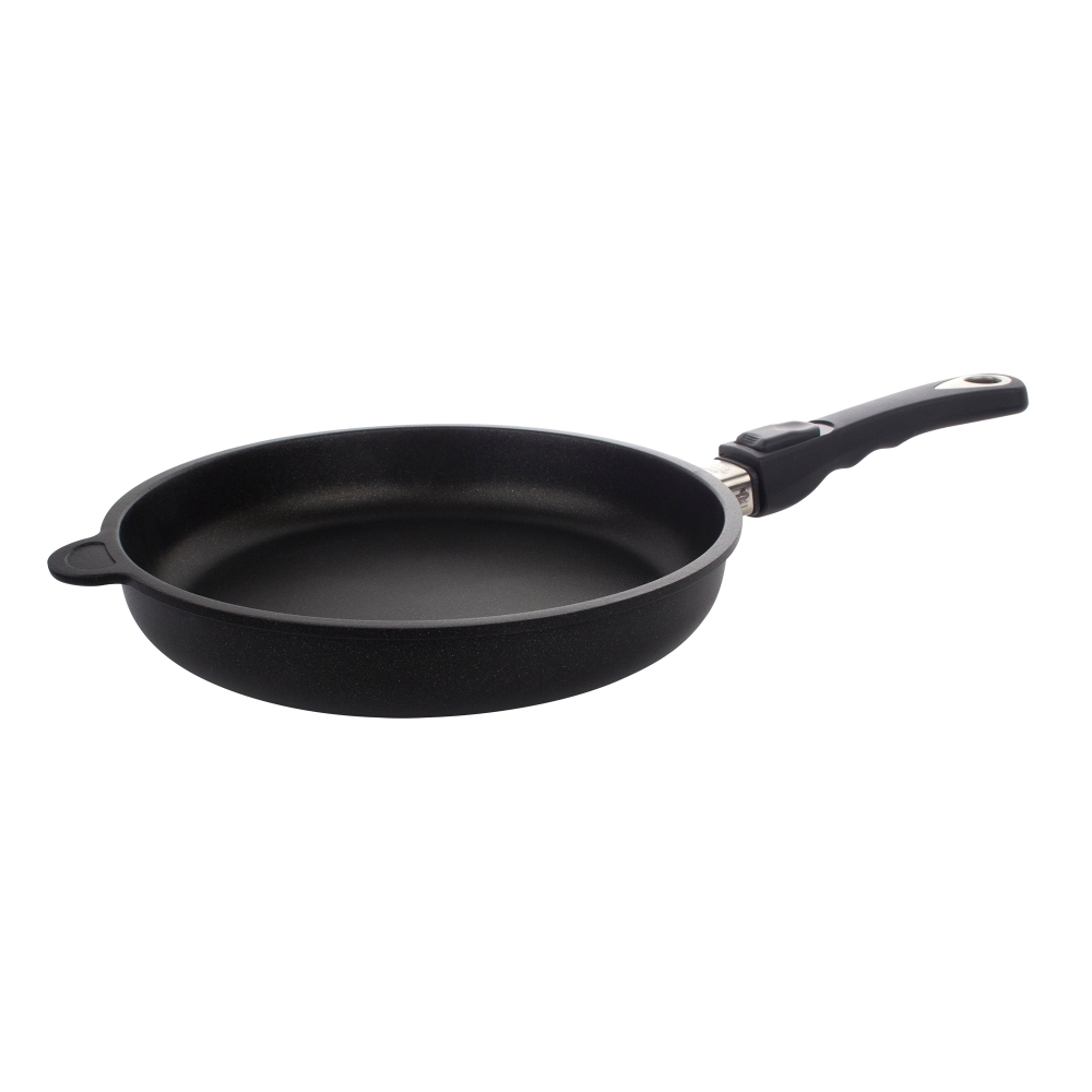 Сковорода 26 см, съемная ручка, AMT Frying Pans Titan арт. AMT I-526 Сковорода 26 см, съемная ручка, AMT Frying Pans Titan арт. AMT I-526Сковороды<br>Сковорода 26 см, съемная ручка, AMT Frying Pans Titan арт. AMT I-526<br> <br>высота (см): 5.0диаметр (см): 26.0толщина дна (см): 1,0крышка: нетматериал: алюминийпокрытие: антипригарноепредметов в наборе (штук): 1ручки: съемныестрана: Германиятип варочной поверхности: все типы поверхностей<br>Серия Frying pans — это совершенно новое поколение алюминиевых сковород. Благодаря титановому покрытию нет никаких ограничений для приготовления пищи – на ней можно жарить, тушить или запекать, при этом вкус и качество приготавливаемых блюд останутся безупречно высокими, а сами блюда сохранят все полезные свойства.<br>Особая инновационная технология производства сковород этой серии гарантирует надежность и долговечность их использования. Серия FRYING PANS предназначена специально для индукционных плит, а, следовательно, она незаменима на современных кухнях, оборудованных по последнему слову техники.<br>Наличие съемной ручки обеспечивает сковородам этой серии двойную функцию: они могут быть использованы как по традиционному назначению, так и в качестве форм для запекания, а разные диаметры и различная глубина изделий позволяют готовить как большое количество пищи, так и блюда небольшого объема.<br>