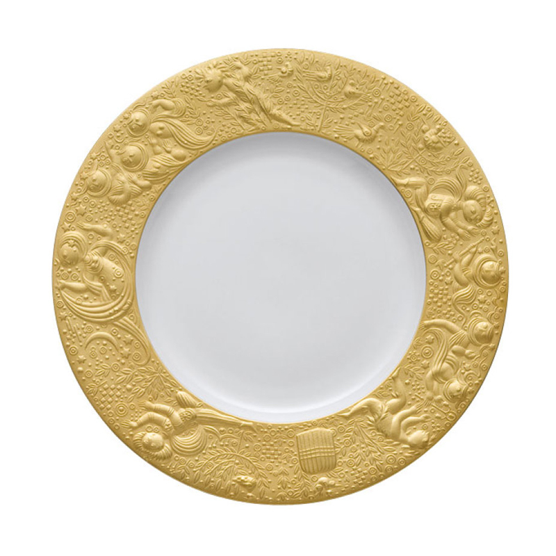 Zauberfiote Sarastro, Тарелка 22 см (Фарфор Rosenthal, Германия) Zauberfiote Sarastro, Тарелка 22 см (Фарфор Rosenthal, Германия)Фарфор Rosenthal, Германия<br>Zauberfiote Sarastro, Тарелка 22 см Волшебная флейта - Rosenthal Studio Line - Дизайн Bjorn Wiinblad Zauberflote ( Волшебная флейта) - опера в фарфоровом исполнении, играет важную роль в жизни датского художника и дизайнера Bjorn Wiinblad. Его произведения находятся под сильным влиянием музыки. Wiinblad перенес свою любимую оперу Волшебная флейта Моцарта на фарфор, не только как простой декор, но и как рельеф в фарфоре. Zauberflote является шедевром фарфорового мастерства. Каждый элемент изображает какую-либо сцену из оперы Моцарта, Wiinblad рассказывает историю в рельефе с подробными рисунками и орнаментами. Снова и снова каждый находит что-то новое в этих сценах. Еще одна особенность Zauberflote декор на нижней стороне фарфора! Это текст либретто, соответствующий сцене, изображенной на изделии.<br><br>Допускается только мойка вручную. Декор требует деликатного обращения, поэтому использование посудомоечной машины не допускается. Фарфор Производитель: Rosenthal, Германия<br>