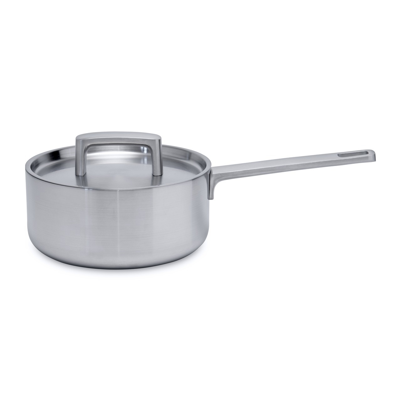Ковш с крышкой 18см 2л BergHOFF Ron 3900030 Ковш с крышкой 18см 2л BergHOFF Ron 3900030Ковши<br>Ковш с крышкой 18см 2л BergHOFF Ron 3900030<br> <br>Для всех типов блюд в маленьких порциях и гарниров, идеален для соусов. 4 различных материала расположены в изобретательном 5-слойном альянсе для равномерного распределения тепла. <br>Дно и корпус формируют бесшовное целое, гарантирующее, что тепло быстро распределяется по дну до обода.<br> Ненагревающиеся ручки обеспечивают безопасность и комфорт. Крышка плотно закрывает кастрюлю, удерживая естественную влагу и соки ингредиентов внутри. Конструкция дна делает возможным энергоэффективное приготовление пищи и равномерное распределение тепла по всей поверхности. <br>Отмеченная наградами коллекция Ron предлагает на выбор 4 впечатляющих стиля для воплощения множества кулинарных приемов. В дополнение к своей универсальности по принципу смешивай и сочетай, линия Ron выполнена в стилистическом единстве: штатный дизайнер BergHOFF Питер Рукс с любовью создавал каждый предмет, используя как сочетающиеся, так и контрастирующие цвета и материалы.<br>Официальный продавец BergHOFF<br>