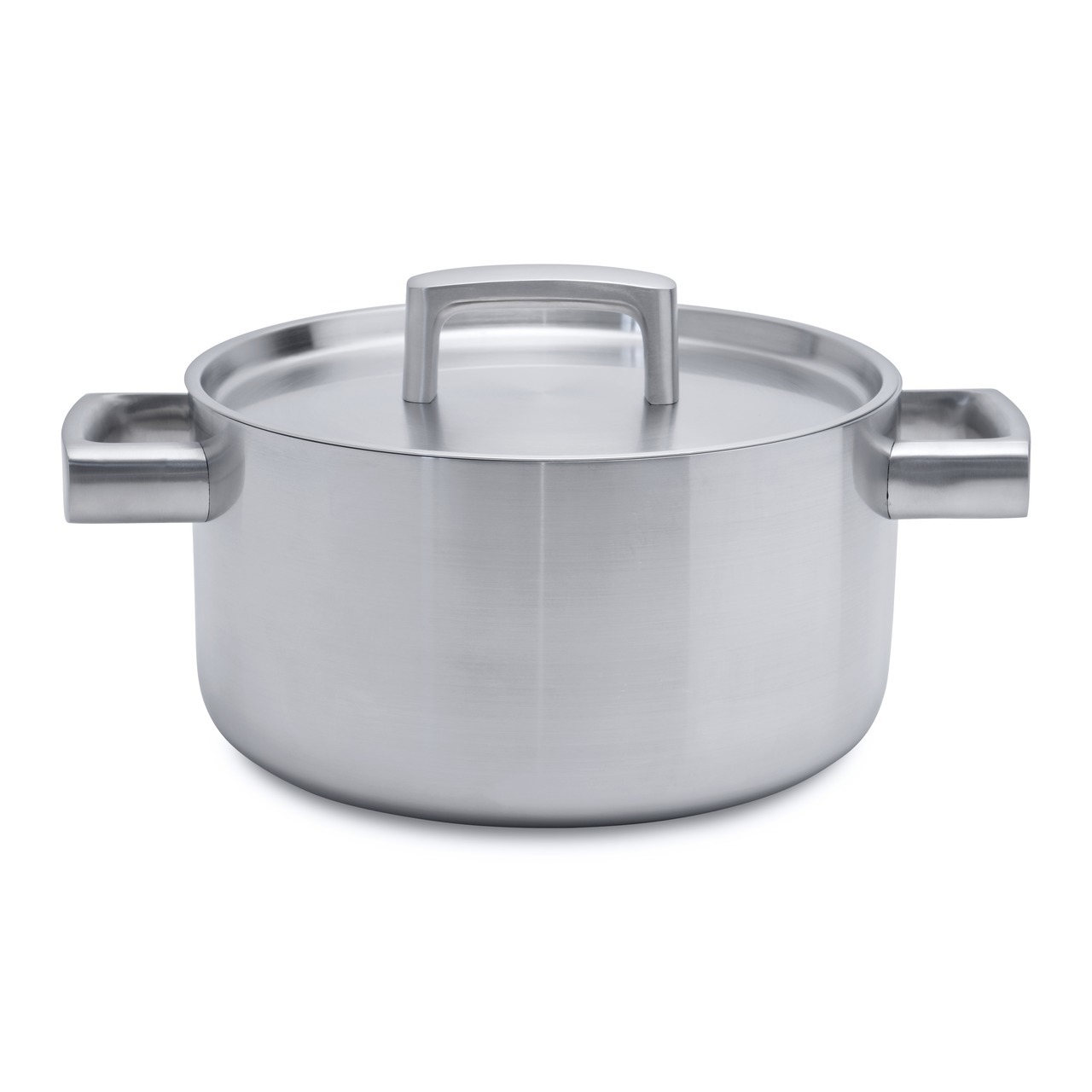 Кастрюля с крышкой 22см 4,3л (5-слойный материал) BergHOFF Ron 3900032 Кастрюля с крышкой 22см 4,3л (5-слойный материал) BergHOFF Ron 3900032Кастрюли<br>Кастрюля с крышкой 22см 4,3л (5-слойный материал) BergHOFF Ron 3900032<br> <br>Для всех типов блюд маленького или среднего размера, гарниров, идеален для тушения овощей. 4 различных материала расположены в изобретательном 5-слойном альянсе для равномерного распределения тепла. <br>Дно и корпус формируют бесшовное целое, гарантирующее, что тепло быстро распределяется по дну до обода. <br>Ненагревающиеся ручки обеспечивают безопасность и комфорт. Крышка плотно закрывает кастрюлю, удерживая естественную влагу и соки ингредиентов внутри. Конструкция дна делает возможным энергоэффективное приготовление пищи и равномерное распределение тепла по всей поверхностиОтмеченная наградами коллекция Ron предлагает на выбор 4 впечатляющих стиля для воплощения множества кулинарных приемов. В дополнение к своей универсальности по принципу смешивай и сочетай, линия Ron выполнена в стилистическом единстве: штатный дизайнер BergHOFF Питер Рукс с любовью создавал каждый предмет, используя как сочетающиеся, так и контрастирующие цвета и материалы.<br>