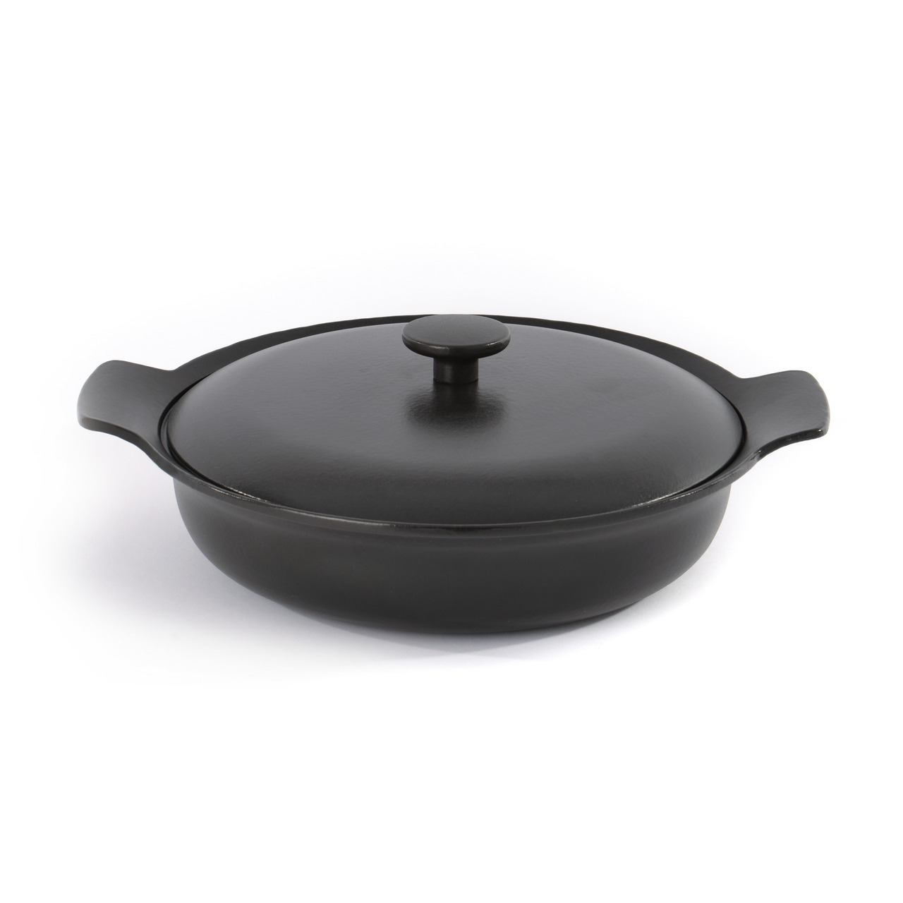 Сотейник чугунный с двумя ручками 28см 3,3л (черный) BergHOFF Ron 3900038 Сотейник чугунный с двумя ручками 28см 3,3л (черный) BergHOFF Ron 3900038Сотейники<br>Сотейник чугунный с двумя ручками 28см 3,3л (черный) BergHOFF Ron 3900038<br> <br>Чугун великолепно сохраняет тепло: это идеальный выбор для тушения и томления жаркого в духовом шкафу или на плите. Крышка удерживает влагу внутри, и благодаря капельному рельефу испаряющиеся соки скатываются обратно в пищу, обеспечивая блюду особенную сочность и мягкость. Идеальный выбор для низкожирового подрумянивания пищи, тушения и жарки. <br>Имеет вспомогательную ручку для дополнительного комфорта. Широкие ручки для безопасного захвата, даже при ношении кухонных рукавиц или использовании прихваток. Отмеченная наградами коллекция Ron предлагает на выбор 4 впечатляющих стиля для воплощения множества кулинарных приемов. В дополнение к своей универсальности по принципу смешивай и сочетай, линия Ron выполнена в стилистическом единстве: штатный дизайнер BergHOFF Питер Рукс с любовью создавал каждый предмет, используя как сочетающиеся, так и контрастирующие цвета и материалы.<br>Официальный продавец BergHOFF<br>