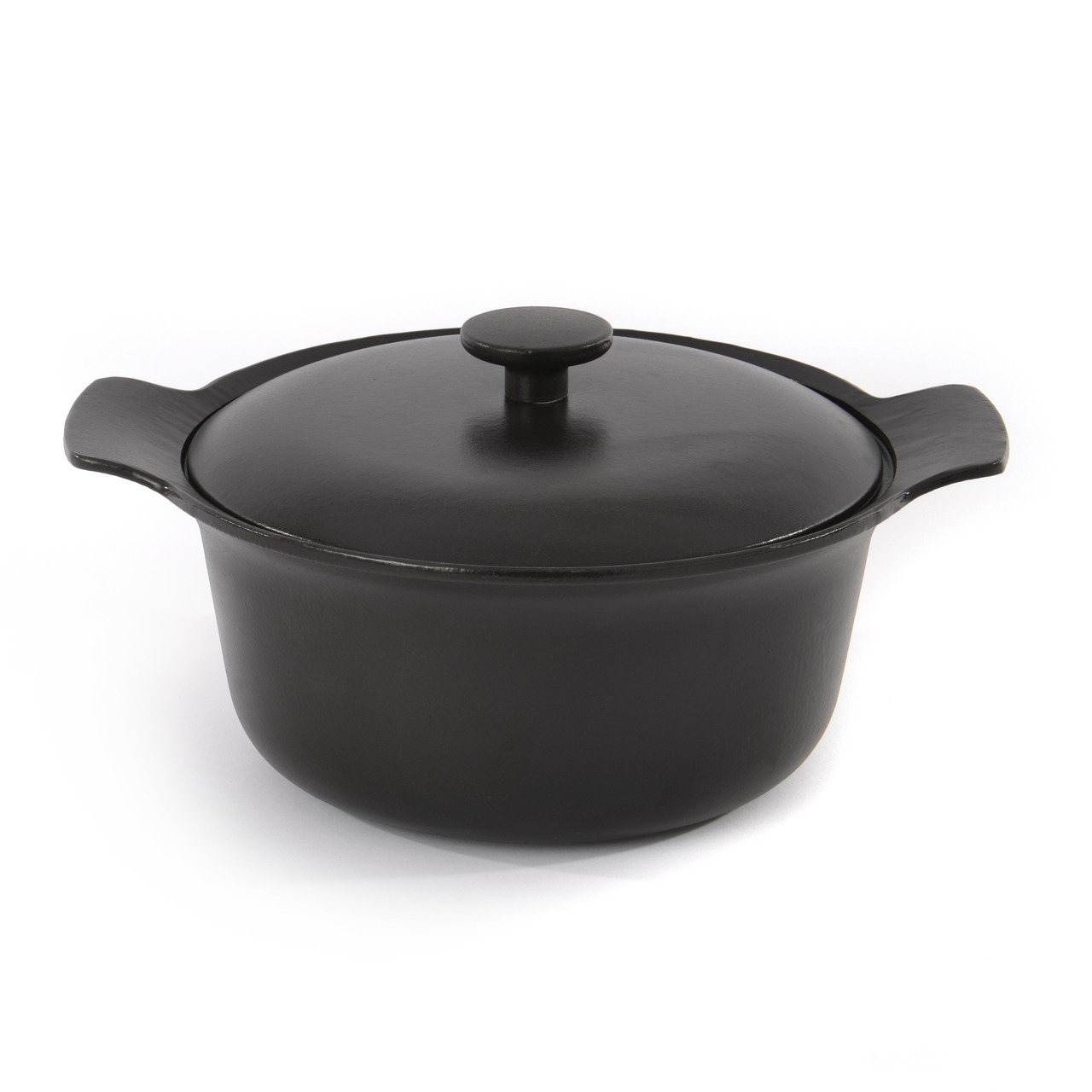 Кастрюля чугунная овальная с крышкой 24см 4,2л (черная) BergHOFF Ron 3900040 Кастрюля чугунная овальная с крышкой 24см 4,2л (черная) BergHOFF Ron 3900040Кастрюли<br>Кастрюля чугунная овальная с крышкой 24см 4,2л (черная) BergHOFF Ron 3900040<br> <br>Длина: 33,5см, Ширина: 28см<br>Чугун великолепно сохраняет тепло: это идеальный выбор для тушения и томления жаркого в духовом шкафу или на плите. Для всех типов блюд маленького или среднего размера, гарниров, идеален для тушения овощей.<br>Крышка удерживает влагу внутри, и благодаря капельному рельефу испаряющиеся соки скатываются обратно в пищу, обеспечивая блюду особенную сочность и мягкость.<br>Широкие ручки для безопасного захвата, даже при ношении кухонных рукавиц или использовании прихваток. Отмеченная наградами коллекция Ron предлагает на выбор 4 впечатляющих стиля для воплощения множества кулинарных приемов. В дополнение к своей универсальности по принципу смешивай и сочетай, линия Ron выполнена в стилистическом единстве: штатный дизайнер BergHOFF Питер Рукс с любовью создавал каждый предмет, используя как сочетающиеся, так и контрастирующие цвета и материалы.<br>Официальный продавец BergHOFF<br>