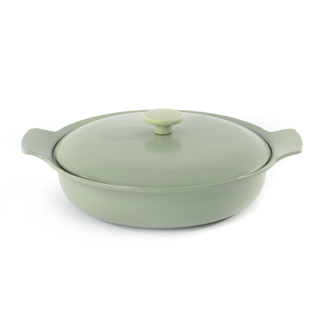 Сотейник чугунный с двумя ручками 28см 3,3л (зеленый) BergHOFF Ron 3900043 Сотейник чугунный с двумя ручками 28см 3,3л (зеленый) BergHOFF Ron 3900043Сотейники<br>Сотейник чугунный с двумя ручками 28см 3,3л (зеленый) BergHOFF Ron 3900043<br> <br>Чугун великолепно сохраняет тепло: это идеальный выбор для тушения и томления жаркого в духовом шкафу или на плите. Крышка удерживает влагу внутри, и благодаря капельному рельефу испаряющиеся соки скатываются обратно в пищу, обеспечивая блюду особенную сочность и мягкость. Идеальный выбор для низкожирового подрумянивания пищи, тушения и жарки. Имеет вспомогательную ручку для дополнительного комфорта. Широкие ручки для безопасного захвата, даже при ношении кухонных рукавиц или использовании прихваток.<br> Отмеченная наградами коллекция Ron предлагает на выбор 4 впечатляющих стиля для воплощения множества кулинарных приемов. В дополнение к своей универсальности по принципу смешивай и сочетай, линия Ron выполнена в стилистическом единстве: штатный дизайнер BergHOFF Питер Рукс с любовью создавал каждый предмет, используя как сочетающиеся, так и контрастирующие цвета и материалы.<br>Официальный продавец BergHOFF<br>