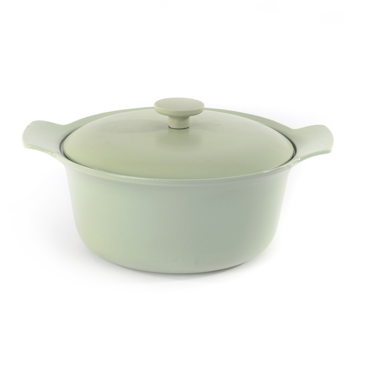 Кастрюля чугунная овальная с крышкой 24см 4,2л (зеленая) BergHOFF Ron 3900045 Кастрюля чугунная овальная с крышкой 24см 4,2л (зеленая) BergHOFF Ron 3900045Кастрюли<br>Кастрюля чугунная овальная с крышкой 24см 4,2л (зеленая) BergHOFF Ron 3900045<br> <br>Длина: 33,5см, Ширина: 28см<br>Чугун великолепно сохраняет тепло: это идеальный выбор для тушения и томления жаркого в духовом шкафу или на плите.Для всех типов блюд маленького или среднего размера, гарниров, идеален для тушения овощей.<br>Крышка удерживает влагу внутри, и благодаря капельному рельефу испаряющиеся соки скатываются обратно в пищу, обеспечивая блюду особенную сочность и мягкость. Широкие ручки для безопасного захвата, даже при ношении кухонных рукавиц или использовании прихваток.<br>Отмеченная наградами коллекция Ron предлагает на выбор 4 впечатляющих стиля для воплощения множества кулинарных приемов. В дополнение к своей универсальности по принципу смешивай и сочетай, линия Ron выполнена в стилистическом единстве: штатный дизайнер BergHOFF Питер Рукс с любовью создавал каждый предмет, используя как сочетающиеся, так и контрастирующие цвета и материалы.<br>Официальный продавец BergHOFF<br>