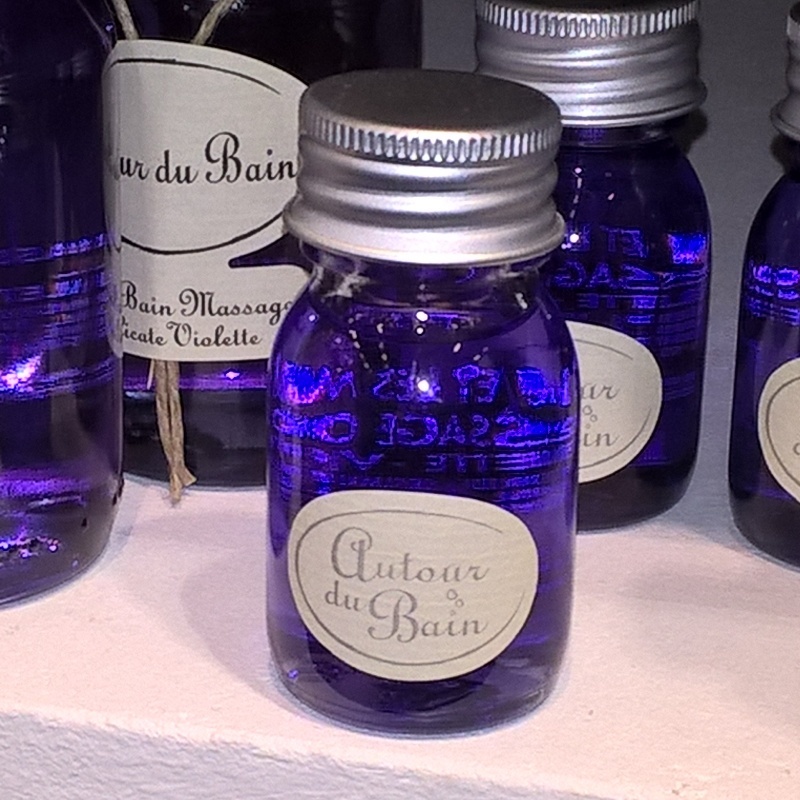 Масло для ванны и массажа Delicate Violette / Фиалка 30 мл (Гели и масла для ванны и душа) Масло для ванны и массажа Delicate Violette / Фиалка 30 мл (Гели и масла для ванны и душа)Гели и масла для ванны и душа<br>Масло для ванны и массажа Delicate Violette / Фиалка 30 мл<br>Начальные фруктовые нотки раскрывают аромат фиалки и пьянящих цветов мимозы, жасмина и иланг-иланга. Основа янтарная и восхитительно сладкая Новая формула, богатая ценными элементами.<br>100% растительный эликсир, созданный на основе насыщенных масел.<br>Оно оказывает успокаивающее действие на тело и душу. Нанесенное на кожу, оно быстро впитывается, не оставляя жирного блеска. Ваша кожа обновится и восстановится, приобретая матовость и нежность.<br>Для питания и восстановления баланса кожи налейте 1-2 колпачка в теплую ванну.<br>