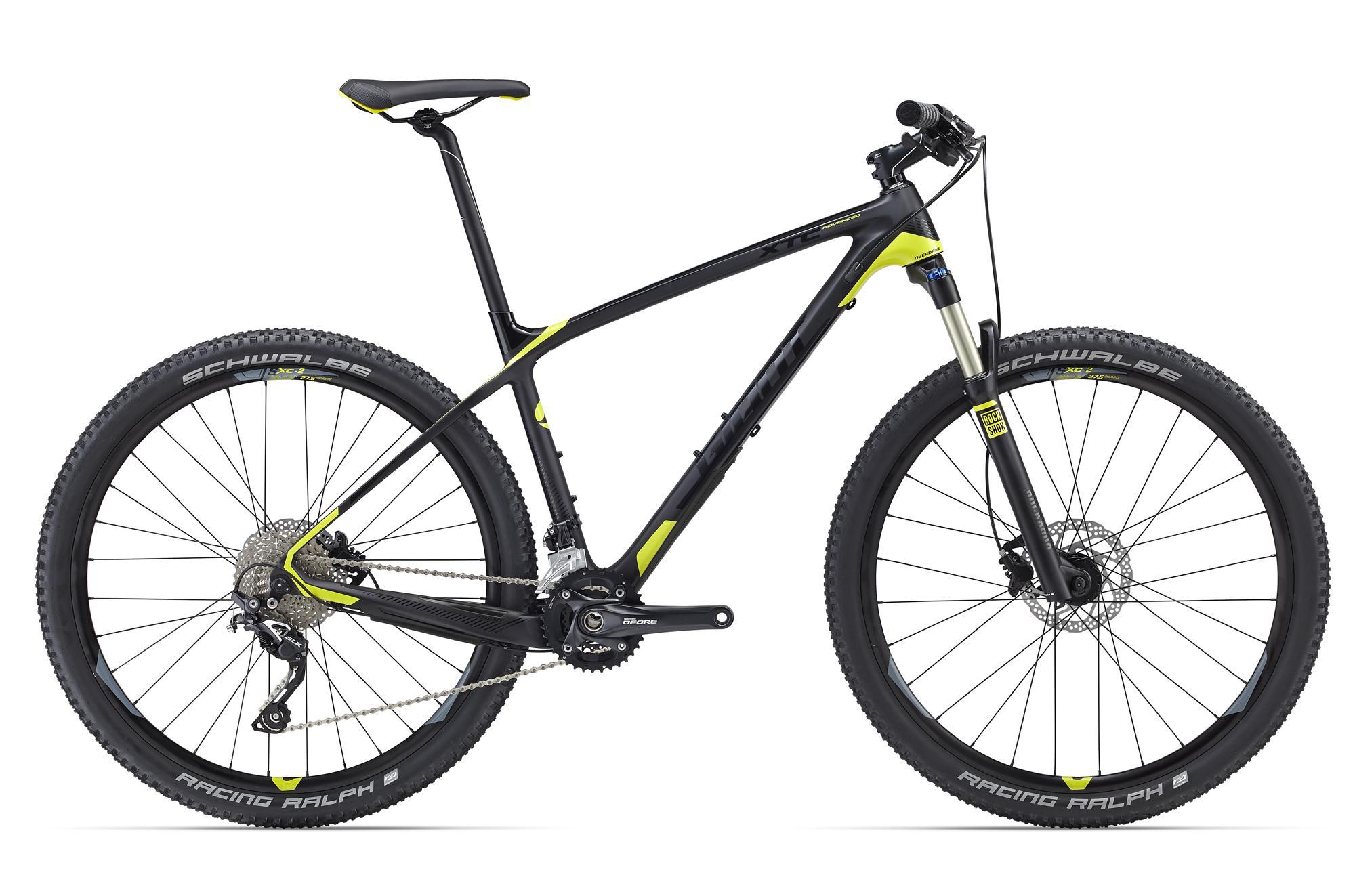 Giant XTC Advanced 27.5 3 (2016) Giant XTC Advanced 27.5 3 (2016)Горные<br>Горяченький кросс-кантрийный хардтейл прямо с Кубков Мира спешит к вам. Запросто карабкается в подъемы, проходит повороты, идеально контролируется на спусках. Это настоящая мечта любого приверженца XC. Карбоновая рама из материала T-700 с собственной фабрики Giant разработана под колеса 27,5”, она очень жесткая, невероятно легкая и отлично катит по самому причудливому рельефу.<br>Все технологии направлены на еще большую скорость, жесткость и маневренность рамы, делая ее настоящим снарядом, - это кареточный стакан PowerCore, рулевой стакан OverDrive, особая формовка труб MegaDrive. Задние дропауты позволяют поставить ось 135 или 142 мм.<br>В комплектации XTC Advanced 27.5 3 его оснастили воздушной вилкой RockShox 30 Gold TK, она имеет низкий вес и легко настраивается под пользователя. Переключение Deore/SLX 2x10 – простой и надежный вариант, который не будет доставлять проблем при использовании. Гидравлические дисковые тормоза мощно тормозят в любую погоду, покрышки Schwalbe Racing Ralph имеют потрясающий накат при очень низком весе, они идеальны для гонок. Выглядит XTC Advanced тоже шикарно – для более «чистого» вида тросы и гидролинии спрятаны в раму, как и подседельный зажим.<br>