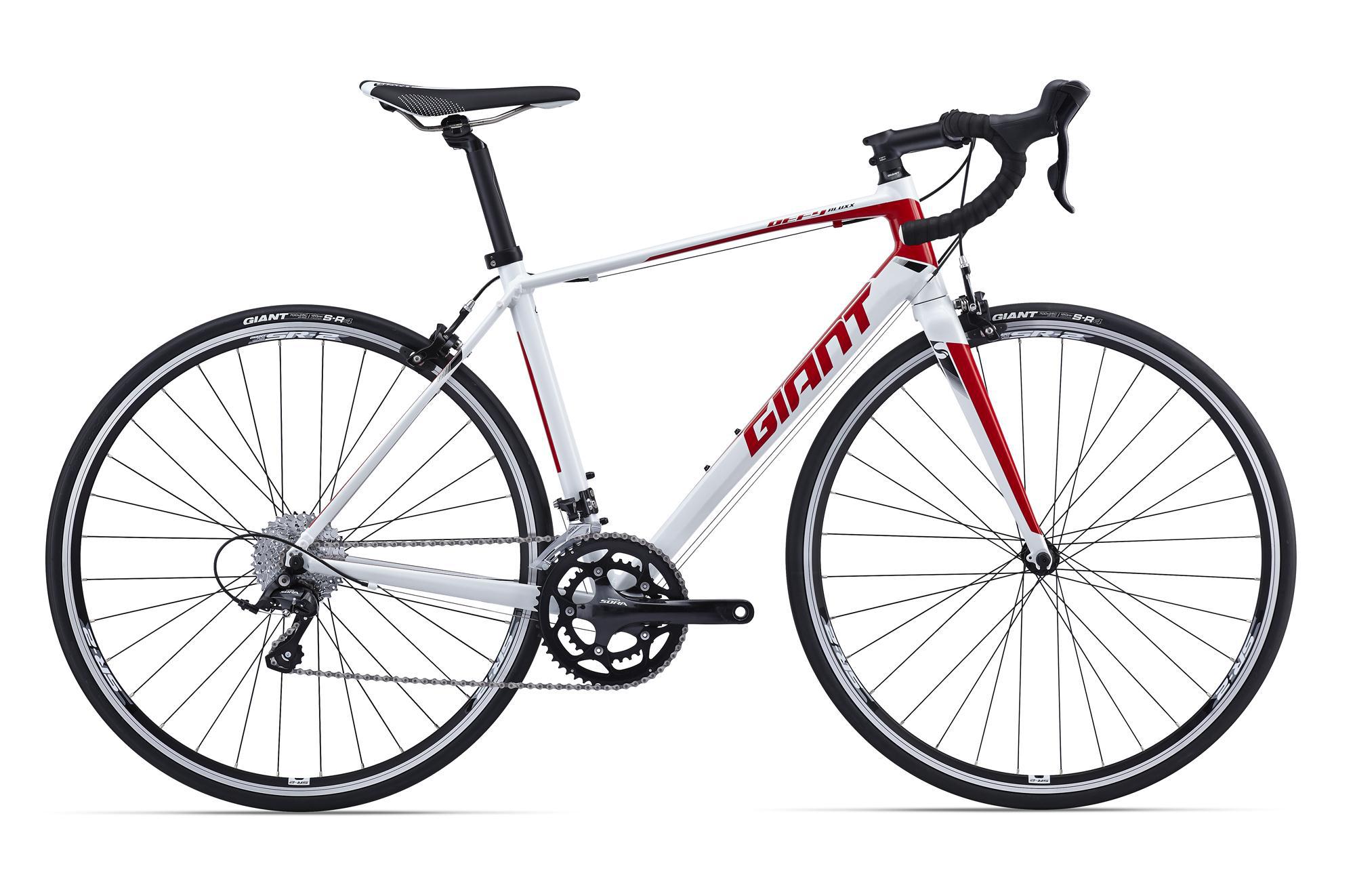 Giant Defy 3 (2016) Giant Defy 3 (2016)Дорожные<br>Будьте здоровее, будьте быстрее, будьте активнее! Вместе с шоссейным Defy от Giant вас ждет много незабываемых километров дорог, новичок ли вы в велоспорте или настоящий атлет. В составе пелотона или на одиночной тренировке Defy будет радовать вас день за днем. Его основа – рама особой шоссейной геометрии от Giant из очень легкого алюминия ALUXX SL с увеличенным рулевым стаканом OverDrive и жестким кареточным стаканом PowerCore. Все эти технологии вместе сделали раму очень быстрой, жесткой, маневренной и отзывчивой.<br>Дополняет эти характеристики переключение Shimano Sora с 9 скоростей сзади и системой-двойником спереди – отличное сочетание для эффективного катания. Defy 3 так и просит его испытать, попробуйте - вам точно понравится.<br>
