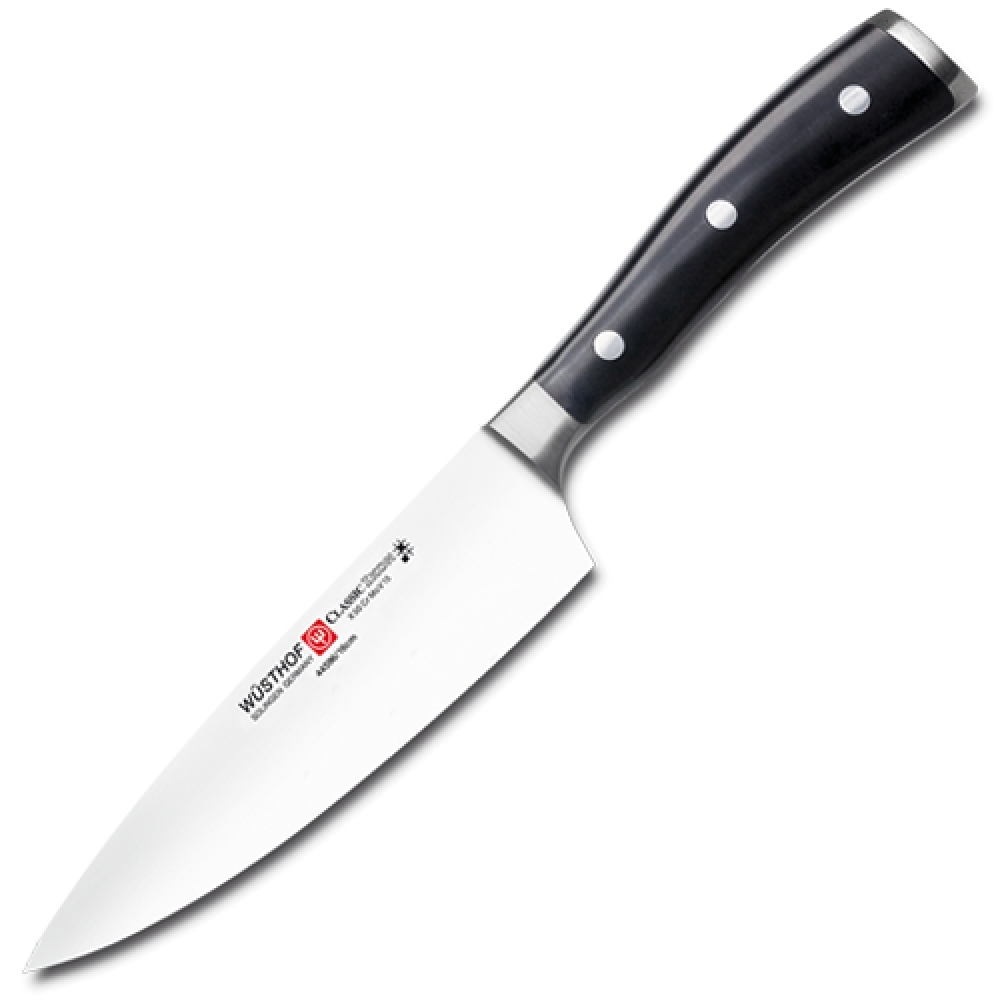 Нож кухонный Шеф 16 см WUSTHOF Classic Ikon (Золинген) арт. 4596/16 WUS Нож кухонный Шеф 16 см WUSTHOF Classic Ikon (Золинген) арт. 4596/16 WUSКухонные ножи WUSTHOF Classic Ikon<br>Нож кухонный Шеф 16 см WUSTHOF Classic Ikon (Золинген) арт. 4596/16 WUS<br> <br>Отличительные особенности<br>Что резать: подходит для нарезки любых продуктов (мясо, рыба, овощи, фрукты).<br>Материал лезвия: сталь кованая, молибден-ванадиевая (X50 Cr Mo V 15) - отличается высочайшим уровнем прочности, обеспечивающимся наличием молибдена и ванадия в ее составе. Оптимальная для ножей твердость лезвия объясняется повышенным содержанием углерода в составе металла и особой технологией его термообработки. Сталь X50CrMoV15 благодаря наличию в ее составе хрома, отличается также повышенной стойкостью к коррозии.<br>Лезвия ножей из стали марки X50CrMoV15 долгое время не нуждаются в дополнительной заточке, они не темнеют и практически не подвержены окислению. Вне зависимости от интенсивности эксплуатации ножи сохраняют свой первозданный вид на протяжении всего срока их использования.<br>Материал рукоятки: полиоксиметилен - это инновационный материал, используемый для производства рукоятей ножей, он представляет собой усиленный оксидом кремния синтетический полимер, обладающий ударопрочными свойствами.<br>Благодаря таким свойствам, как водонепроницаемость, особая прочность, инертность к химическим веществам и продуктам, полиоксиметилен отвечает самым строгим требованиям в области гигиены, что позволяет использовать ножи с рукоятями из этого материала на ресторанных кухнях. Отличием таких ножей является идеальная балансировка, которая обеспечивает максимальный комфорт при долговременном использовании изделия.<br>Кому подойдет: хорошее соотношение цена-качество, отлично подойдет как для домашнего использования, так и для профессиональных поваров.<br>Описание<br>В коллекции Classic Ikon немецкая марка Wusthof предлагает кованные ножи, сделанные из единого куска нержавеющей стали. При производстве этих клинков применяется фирменная технология PEtec, гарантирующая исключительную остроту лезвия. Хвостовик ножа идёт до самого конца ручки, являясь её частью. Такая конструкция исключительно надёжна, долговечна, и позволяет добиться идеальной балансировки ножа.<br>Обкладки рукояти, закреплённые тремя клёпками, изготавливаются из полиоксиметилена — специального пластика, который не скользит даже в мокрой руке. Дополнительный комфорт при использовании этих ножей обеспечивает удобная пятка ручки.<br>Процесс изготовления ножей Classic Ikon состоит из более чем сорока различных операций — ковка, закалка, шлифовка и другие технологические процессы производятся в соответствии с самыми строгими стандартами качества. На лезвии каждого ножа выгравирован фирменный трезубец компании, место изготовления – Solingen, а также уникальный код клинка, гарантирующих подлинность изделия.<br>