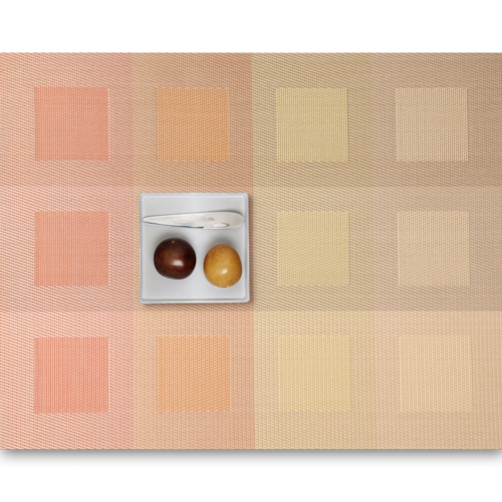 Салфетка подстановочная, плетение квадраты, винил, (36х48) Pale orange (100115-010) CHILEWICH Engineered squares арт. 0071-ENGS-PORA Салфетка подстановочная, плетение квадраты, винил, (36х48) Pale orange (100115-010) CHILEWICH Engineered squares арт. 0071-ENGS-PORAСервировка стола<br>Салфетки и подставки для посуды от американского дизайнера Сэнди Чилевич, выполнены из виниловых нитей — современного материала, позволяющего создавать оригинальные текстуры изделий без ущерба для их долговечности. Возможно, именно в этом кроется главный секрет популярности этих стильных салфеток.<br>Впрочем, это не мешает подставочным салфеткам Chilewich оставаться достаточно демократичными, для того чтобы занять своё место и на вашем столе. Вашему вниманию предлагается широкий выбор вариантов дизайна спокойных тонов, способного органично вписаться практически в любой интерьер.<br> <br>длина (см): 48материал: винилпредметов в наборе (штук): 1страна: СШАширина (см): 36.0<br>