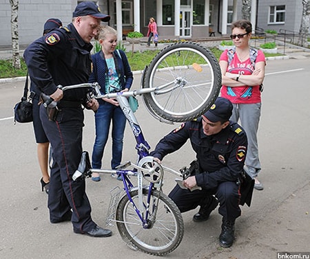 поліція перевіряє номер велосипеда