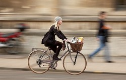 Посадка на міському велосипеді 