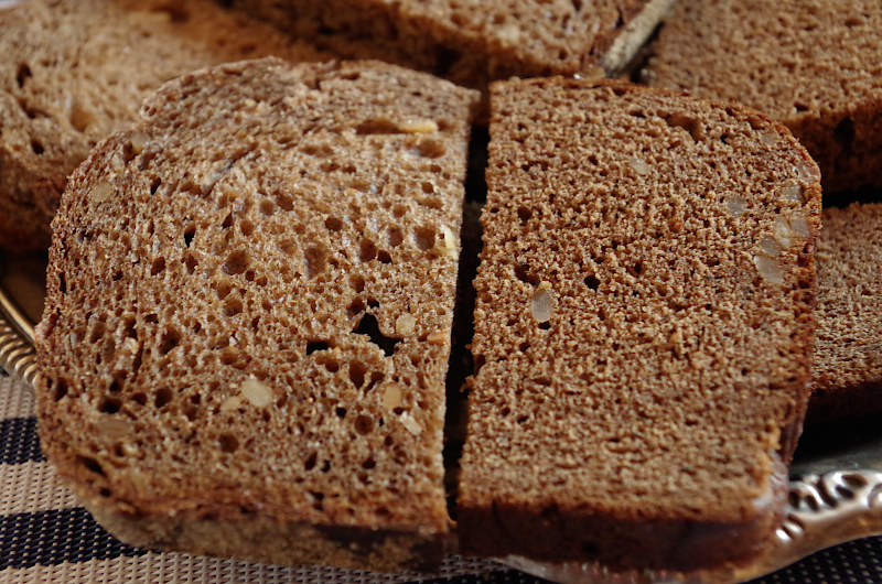 Домашний цельнозерновой хлеб на закваске. Пшенично солодовый хлеб. Хлеб Солодово-ржаной. Хлеб с семечками название. Пшеничный хлеб с солодом.