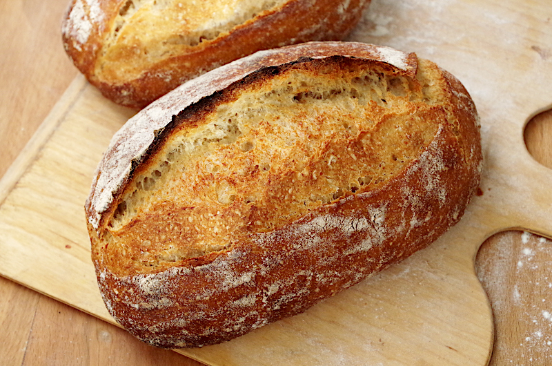Хлеб без замеса рецепт. Домашний хлеб в духовке. Мякушка хлеба. Реклама домашний хлеб на закваске. Хлеб без замеса.