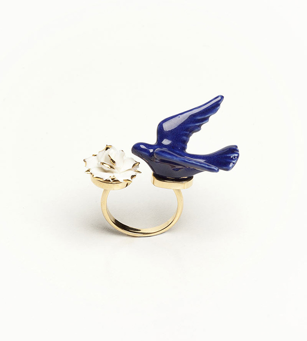 контрастное кольцо из испанского фарфора Flower Dove Blue от ANDRES GALLARDO