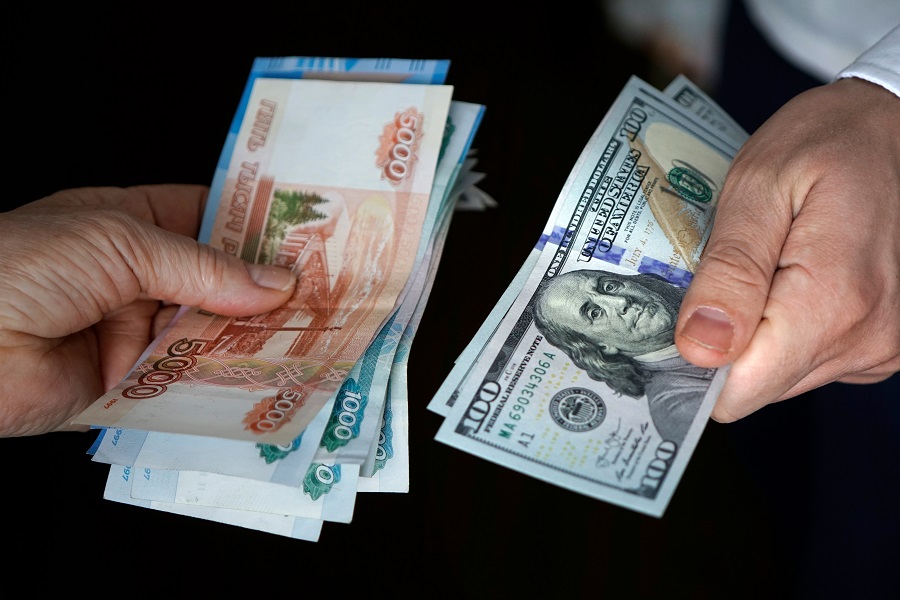 деньги рубли и доллары