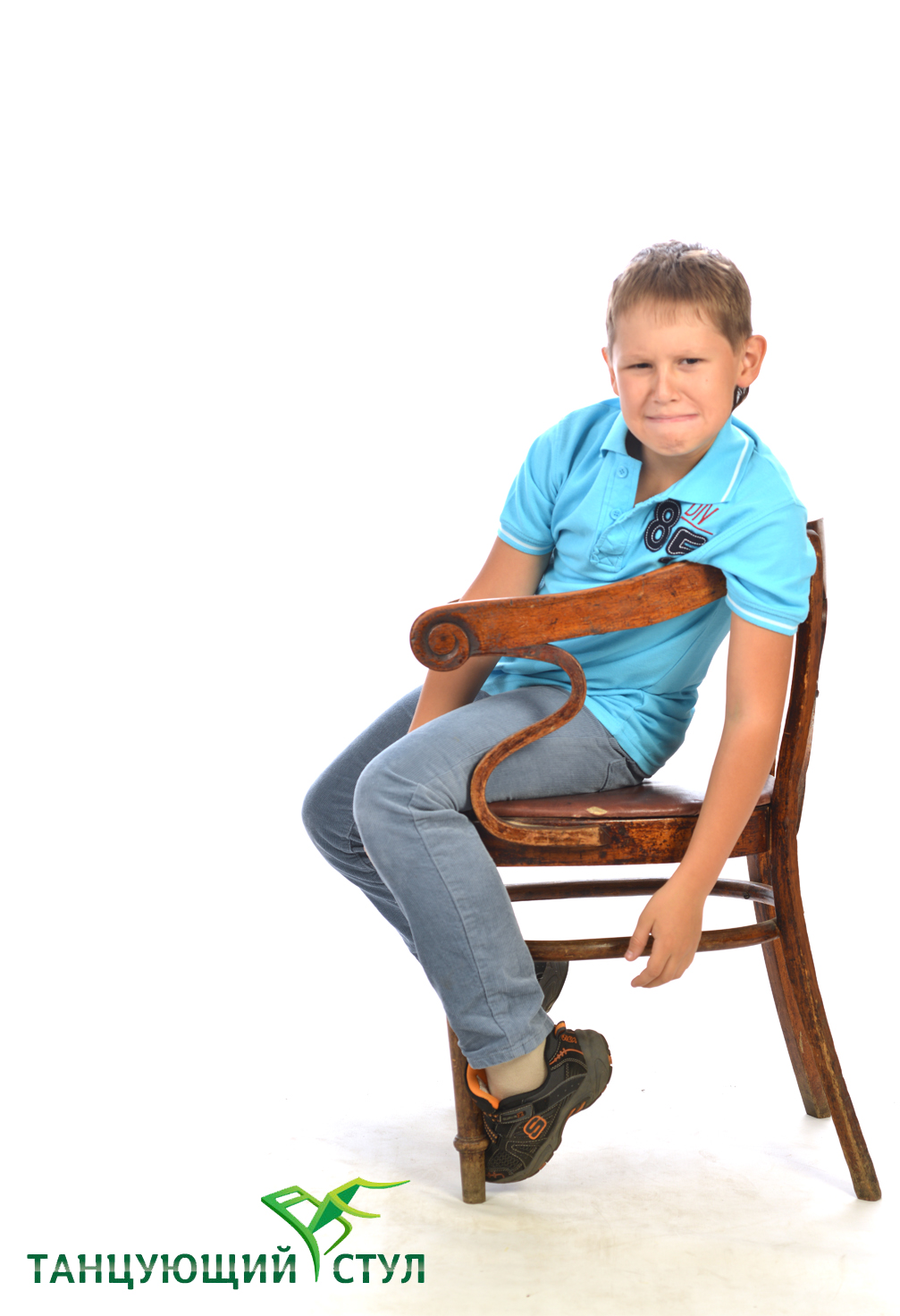 Ребенок с леденцом на стуле
