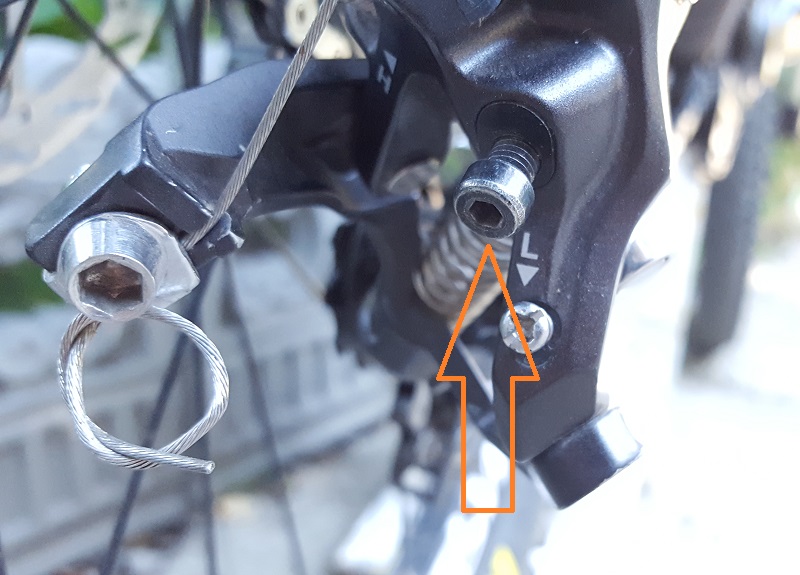 Как поменять задние скорости на велосипеде. Передний переключатель Shimano Acera пружинка. Регулировочные винты заднего переключателя велосипеда шимано. Винт заднего переключателя скоростей м4. Регулятор натяжения троса переключателя скоростей Shimano.