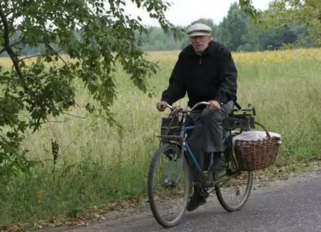 дідусь в селі на велосипеді