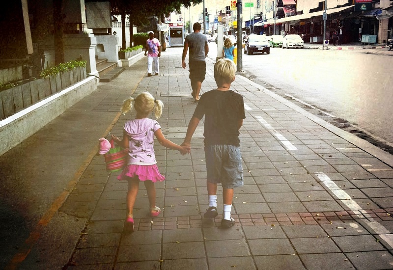 Дети на тротуаре