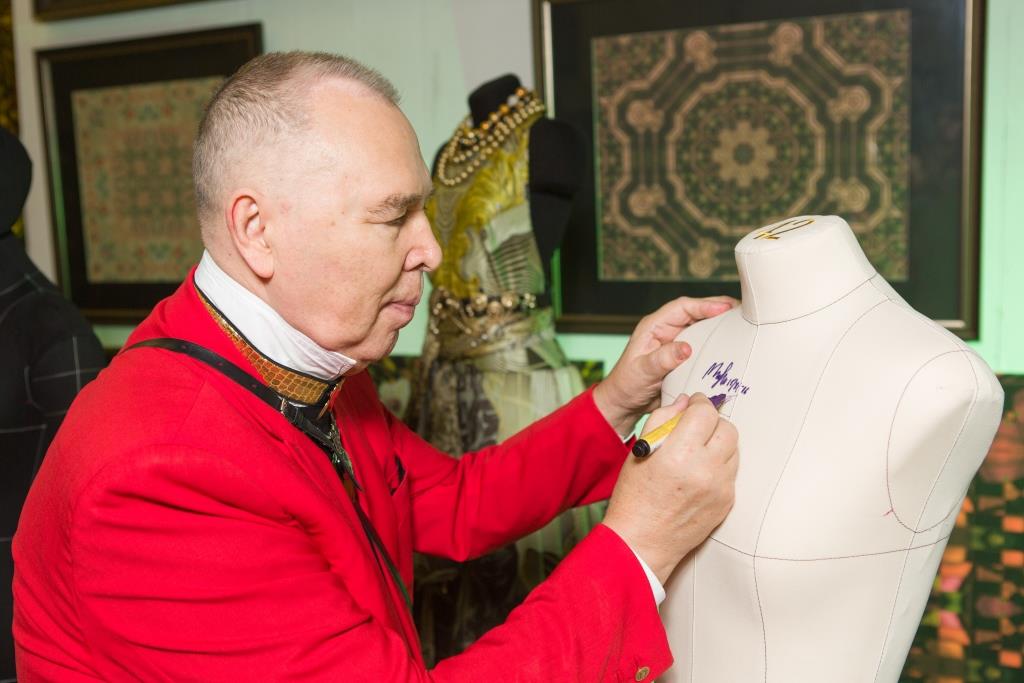 В. Зайцев подписывает мягкий портновский манекен Royal Dress forms В. Зайцев подписывает мягкий портновский манекен Royal Dress forms
