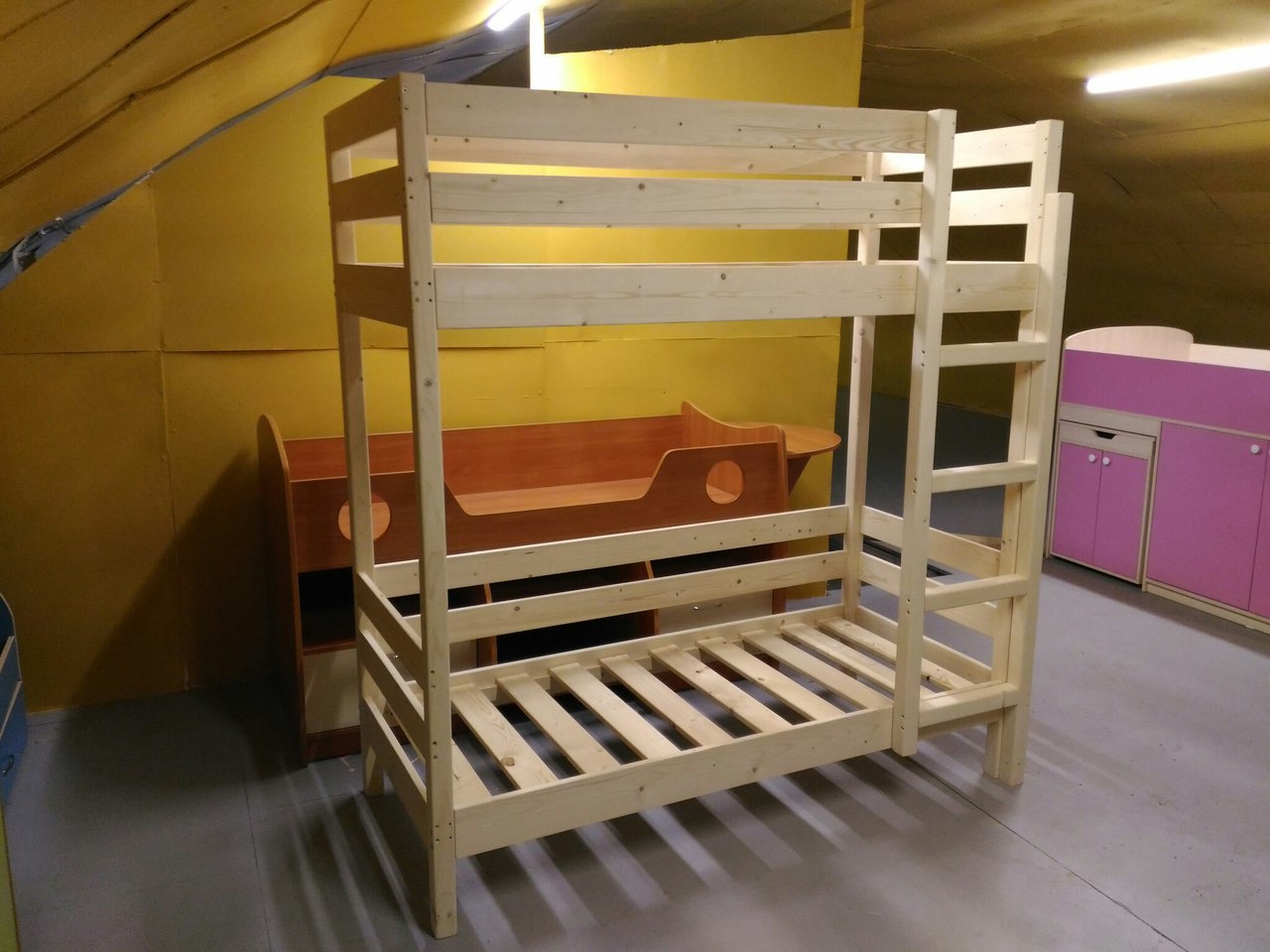 Двухъярусная кровать из дерева
