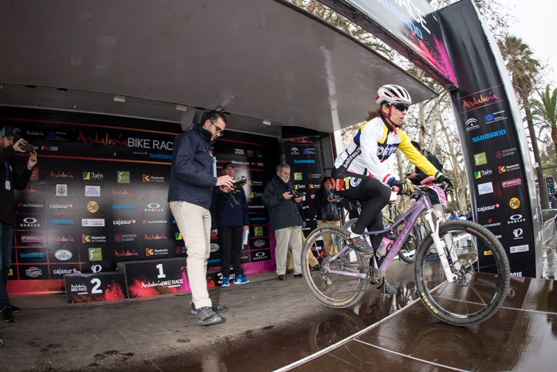 Седа Гренавцева на старте этапа Andalusia Bike Race