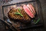 Стейки рибай с чили и кофейными зернами на гриле
