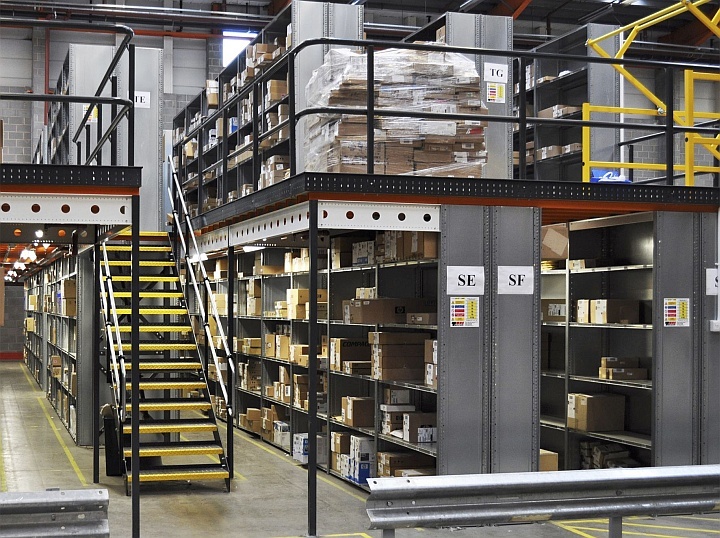 Проходы между стеллажами и штабелями при хранении в складских помещениях должны быть