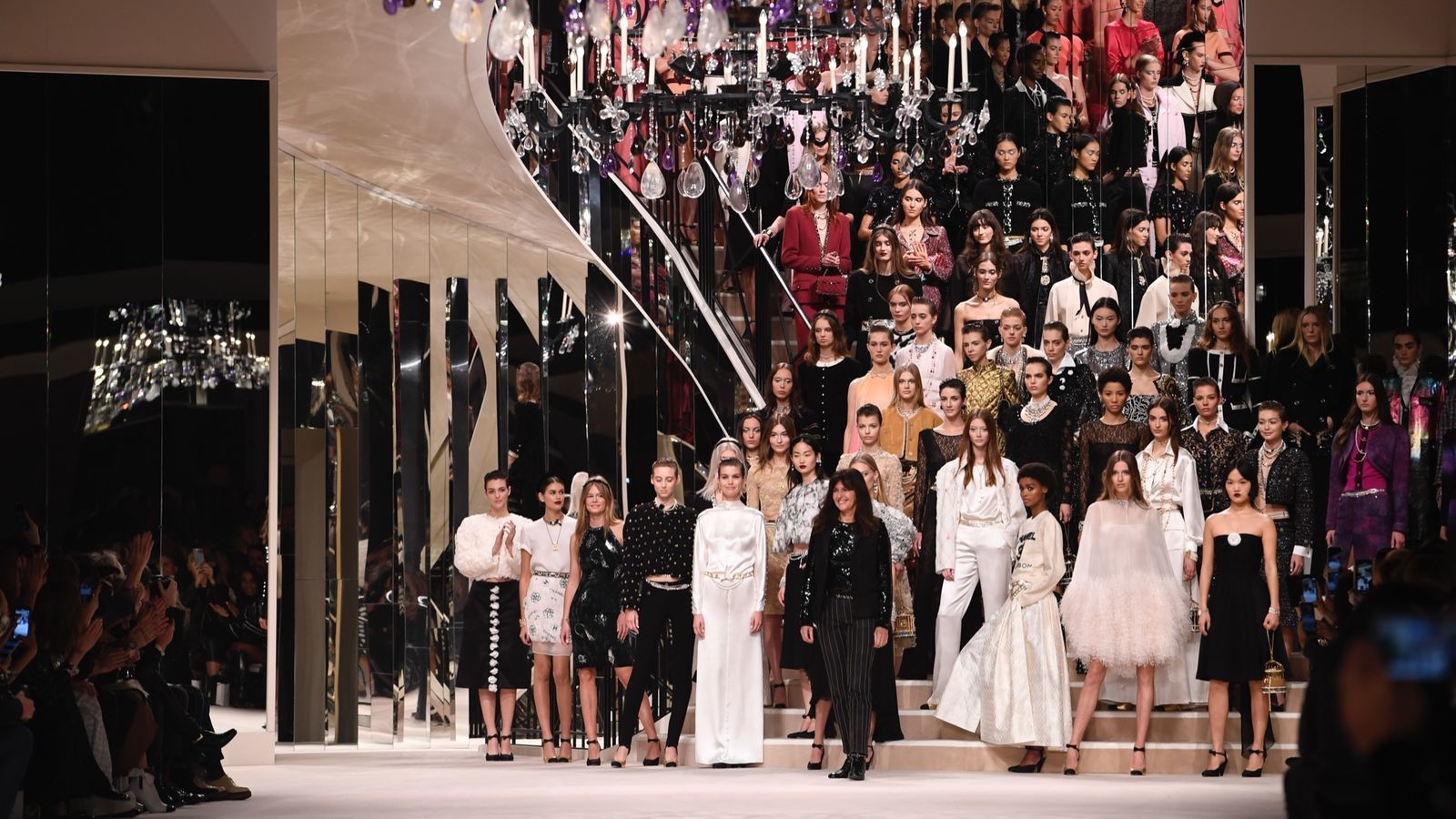 ПОКАЗ CHANEL MÉTIERS D’ART 2019/20 ПОКАЗ CHANEL MÉTIERS D’ART 2019/20