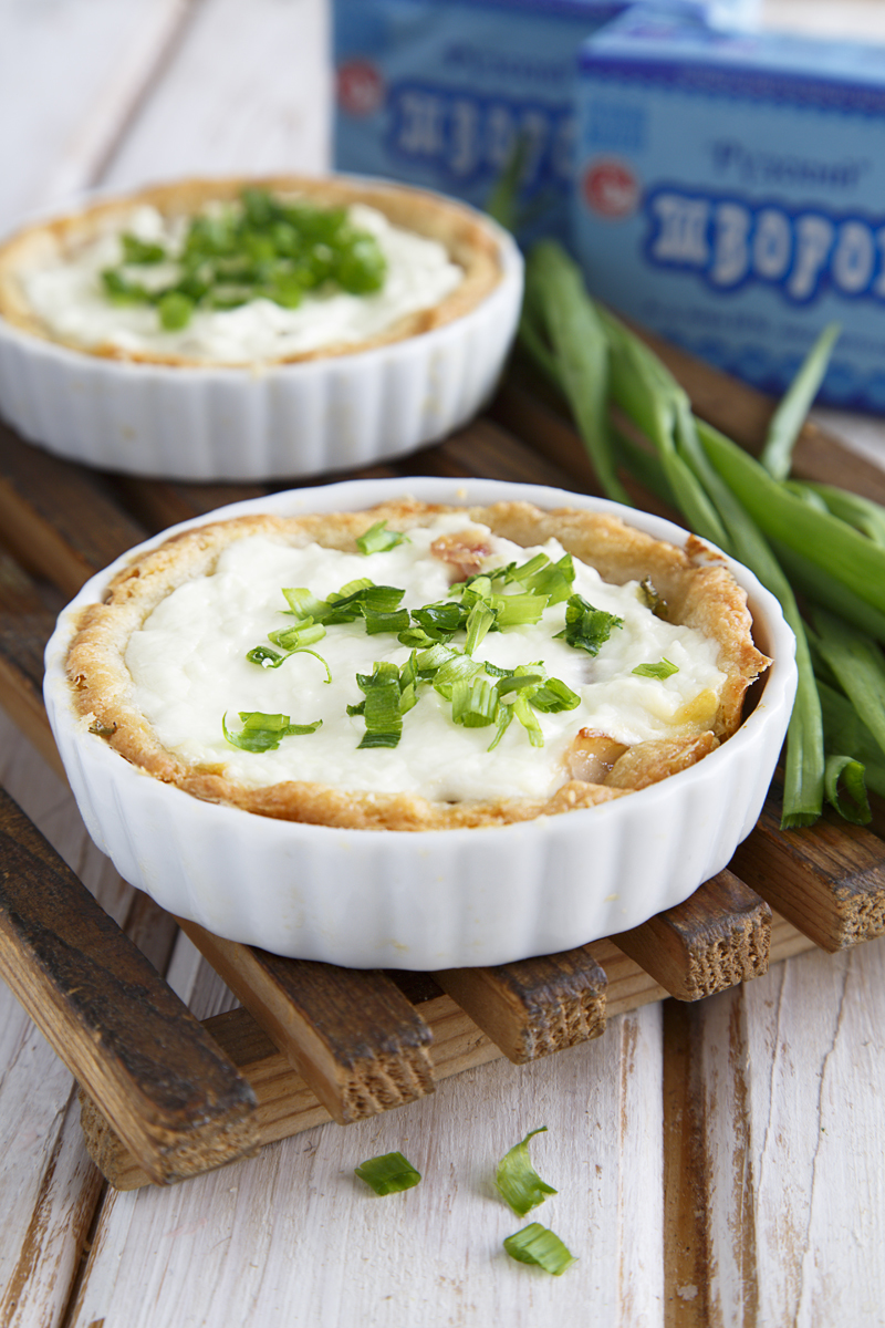 Пирог из творога с луком и беконом Пирог из творога с луком и беконом