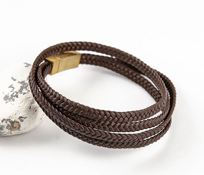 Мужской браслет из плетеного шнура коричневого цвета