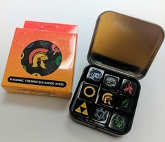 Legion Supplies - Iconic Assortment 9 шестигранных кубиков в железной коробочке Legion Supplies - Iconic Assortment 9 шестигранных кубиков в железной коробочке