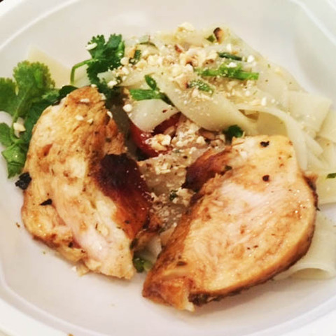 https://static-eu.insales.ru/images/products/1/1818/49399578/chicken_noodles_salad.jpg