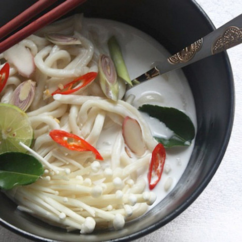 https://static-eu.insales.ru/images/products/1/1825/58566433/tom_kha_udon_mushrooms.jpg
