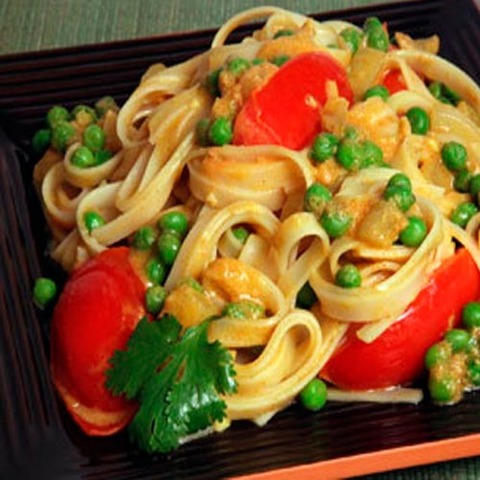 https://static-eu.insales.ru/images/products/1/258/36266242/yellow_curry_veg_noodles.jpg