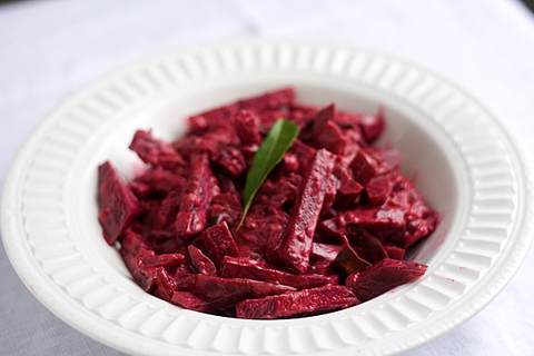 https://static-eu.insales.ru/images/products/1/3481/16485785/beetroot_curry.png